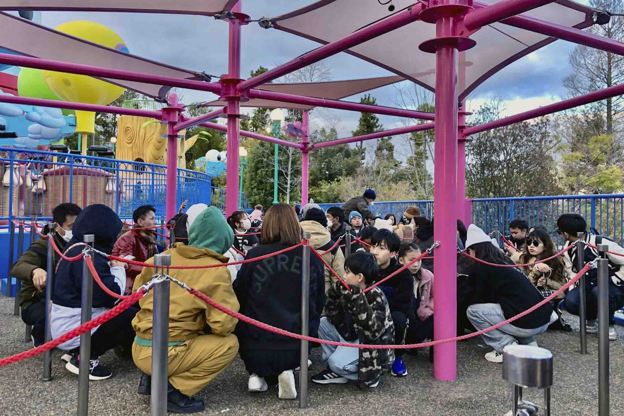 2024年1月1日，日本大阪环球影城发生地震时，游客蹲下身子。摄：Kyodo/via Reuters/达志影像