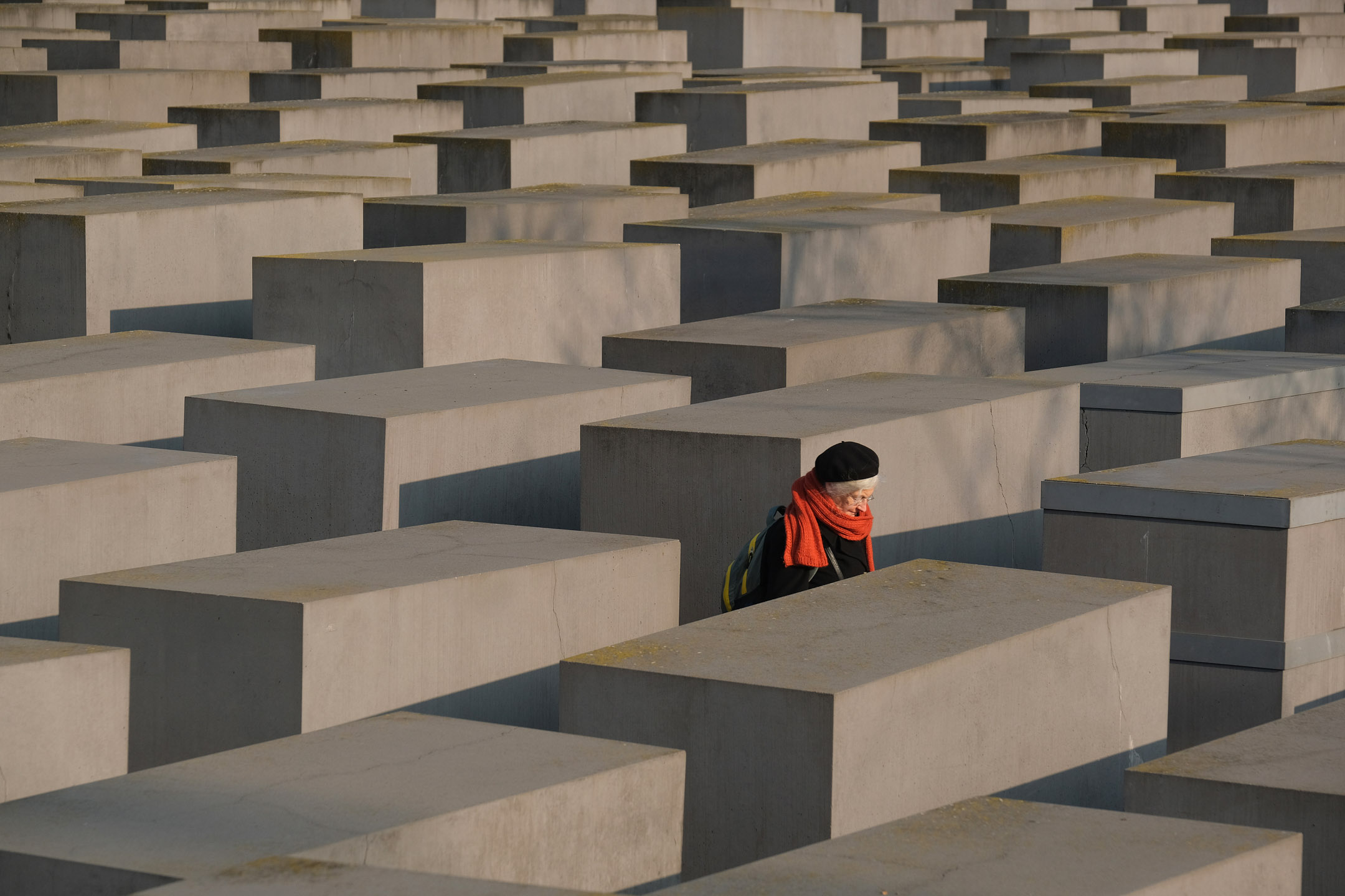 2020年1月24日，德国柏林，一名老人在犹太人纪念碑前行走。摄：Sean Gallup/Getty Images