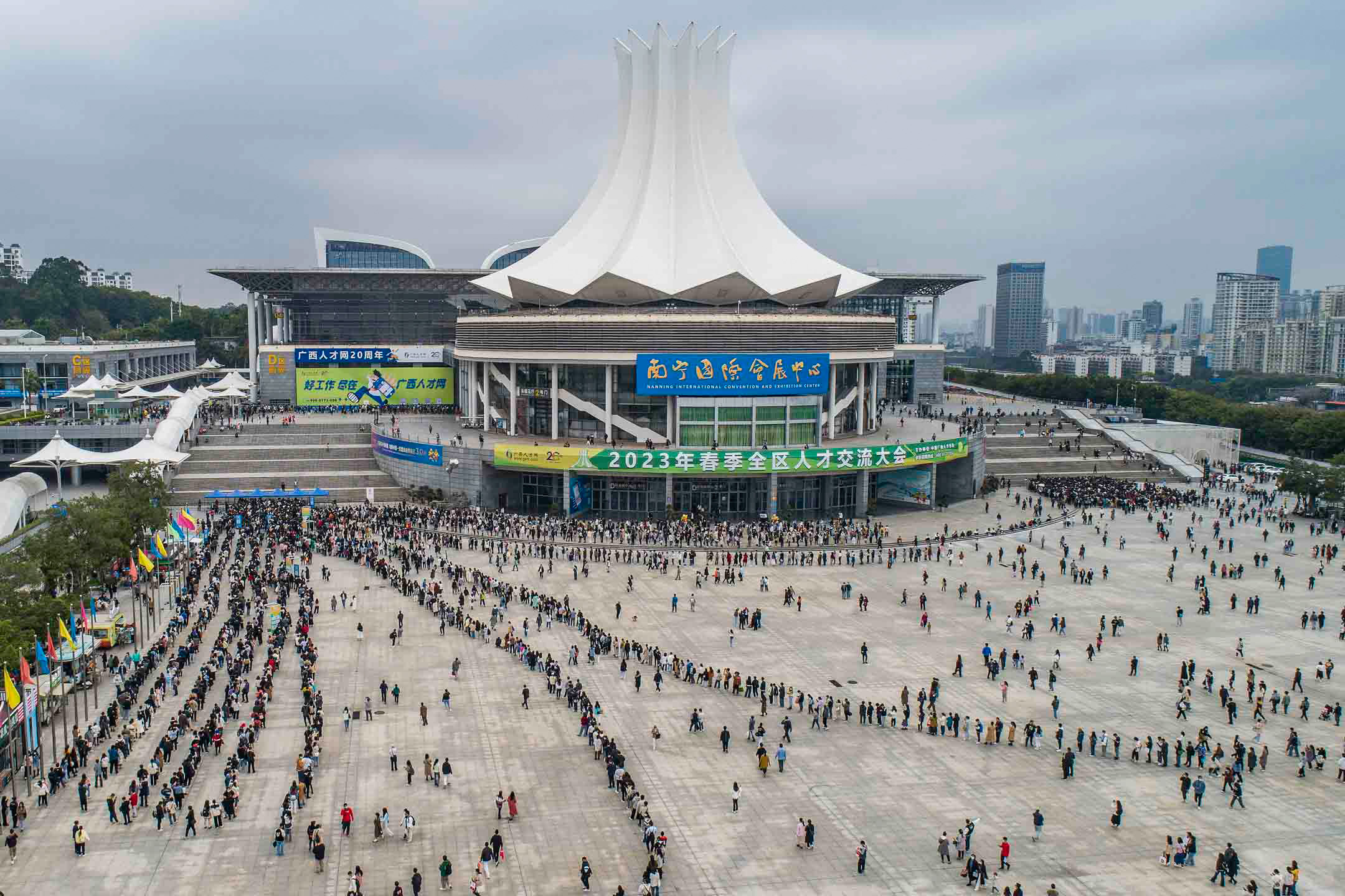 2023年2月18日，中国南宁，大批求职者在会展中心广场外排队。摄：Costfoto/NurPhoto via Getty Images