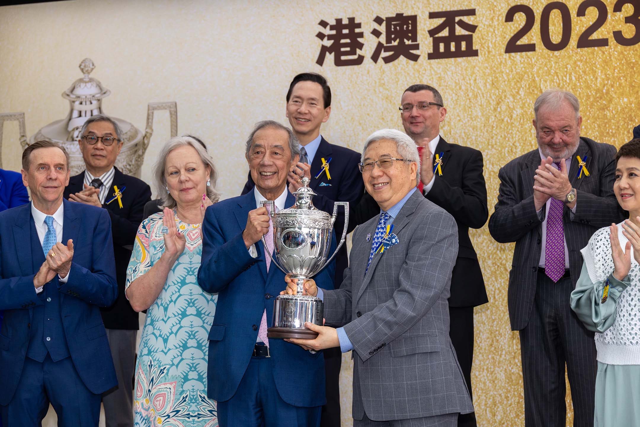 2023年5月13日，时任香港赛马会董事局副主席李家祥颁发港澳杯。摄：Lo Chun Kit /Getty Images