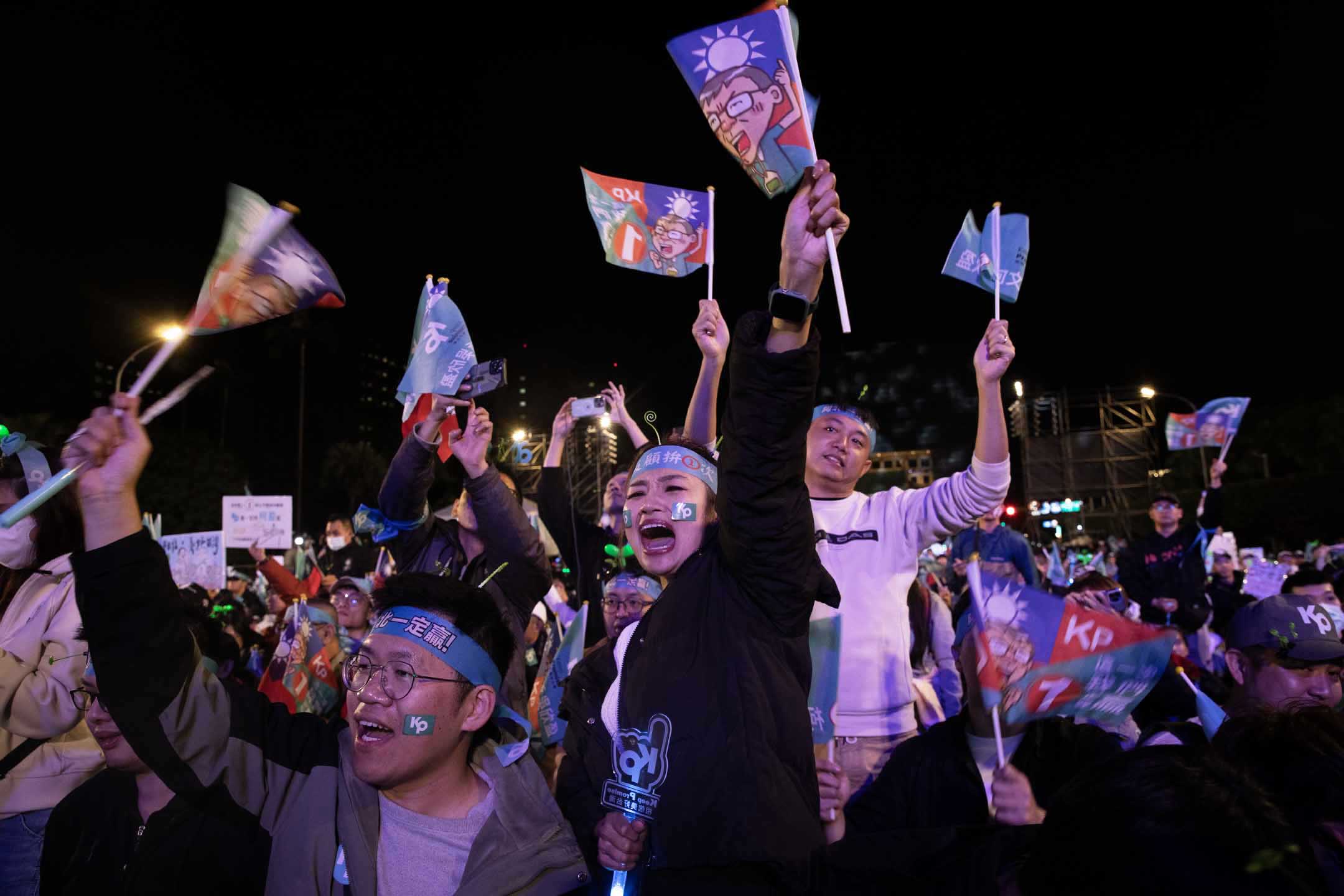 2024年1月12日，民众党正副总统候选人柯文哲、吴欣盈在台北市凯达格兰大道举办“台湾选哲1定会赢 公民凯道之夜”。摄：陈焯煇/端传媒