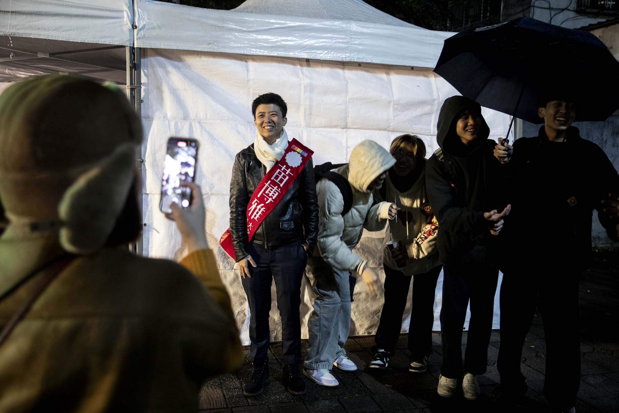 2023年12月21日﹐参选立委的苗雅博大安区举行晚会，有年轻人要求合照。摄：林振东/端传媒