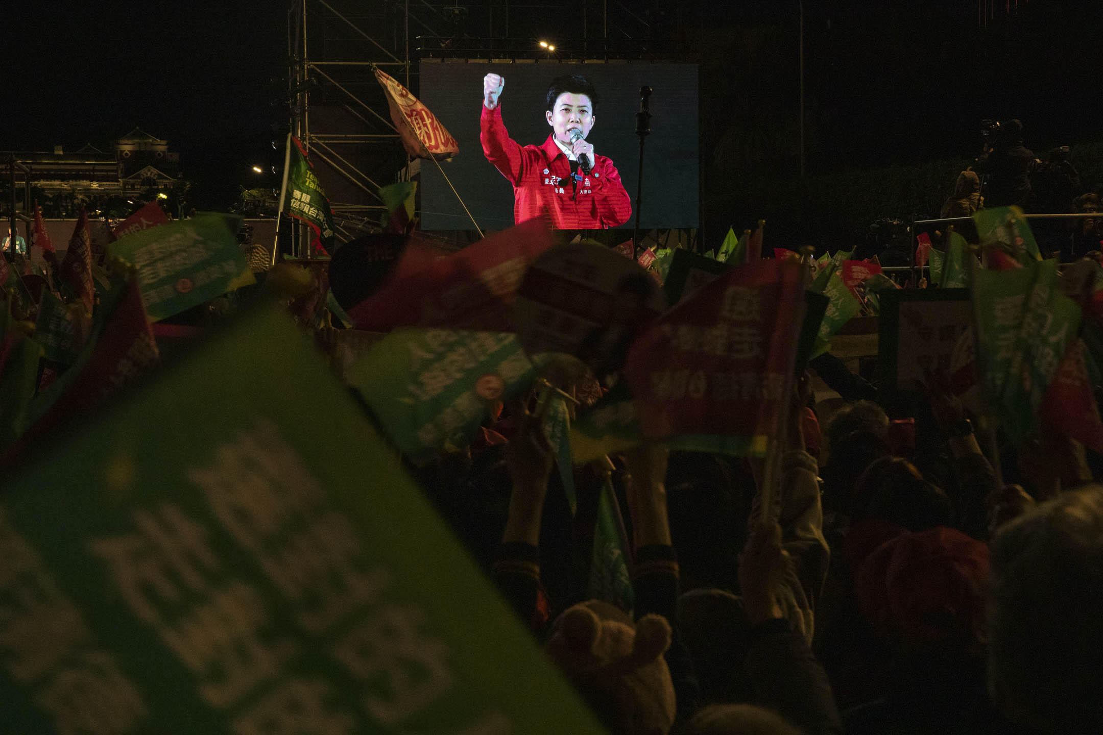 2024年1月11日，民进党正副总统候选人赖清德、萧美琴在台北市凯达格兰大道举办“护国之夜”，期间参选立委的苗雅博上台发言。摄：林振东/端传媒