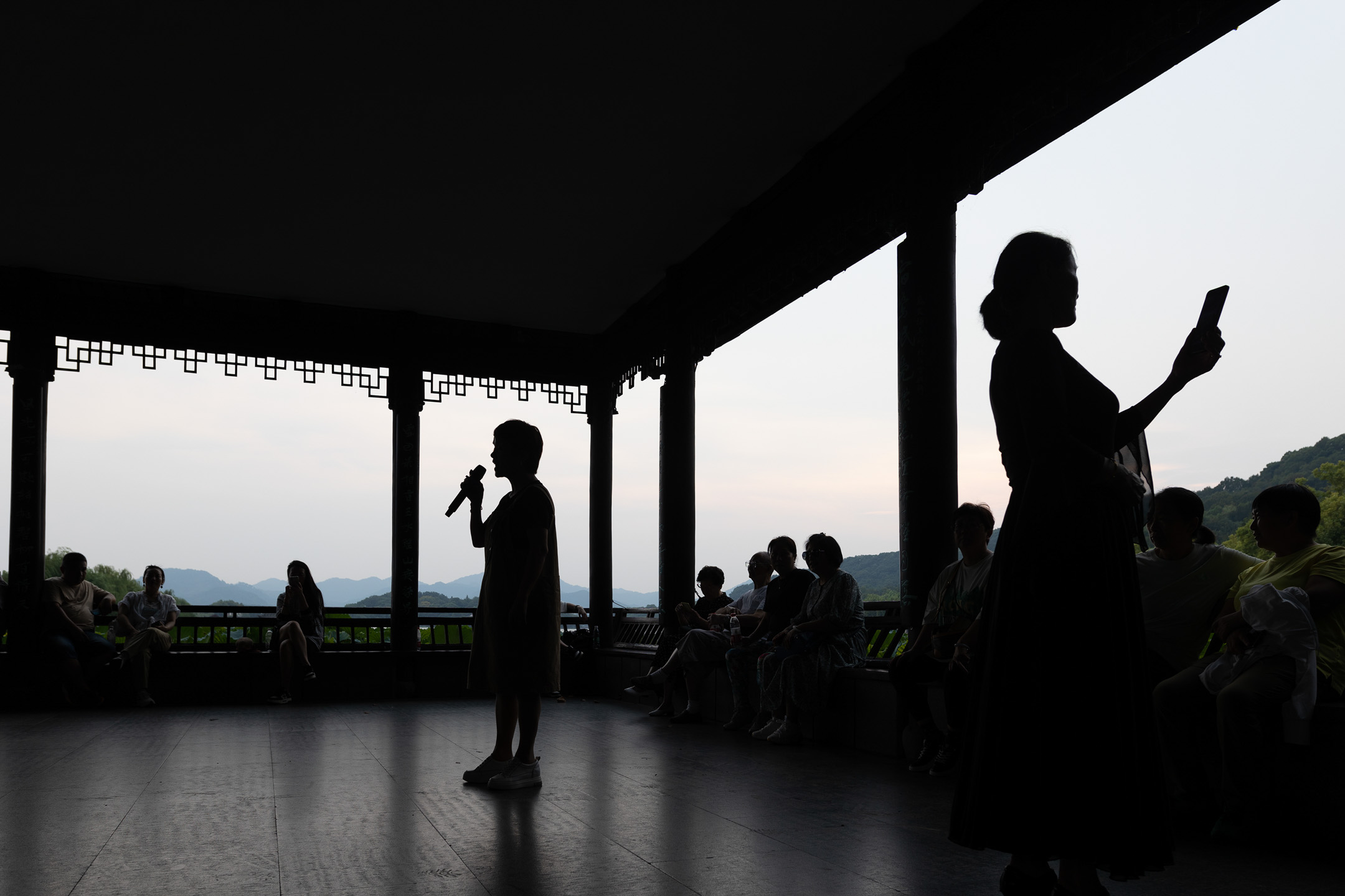 2023年9月12日，中國杭州，女士們在西湖旁邊唱歌。攝：Hugo Hu/Getty Images