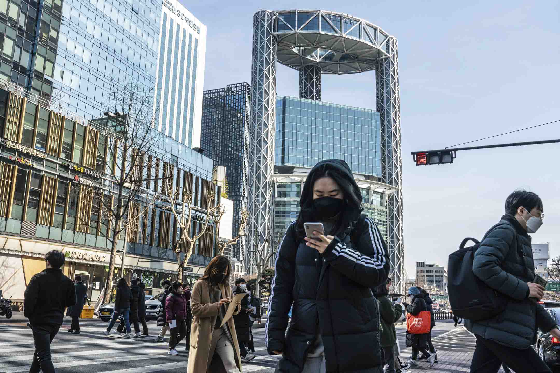 2022年2月18日，韩国首尔的上班人士。摄：Simon Shin/SOPA Images/LightRocket via Getty Images