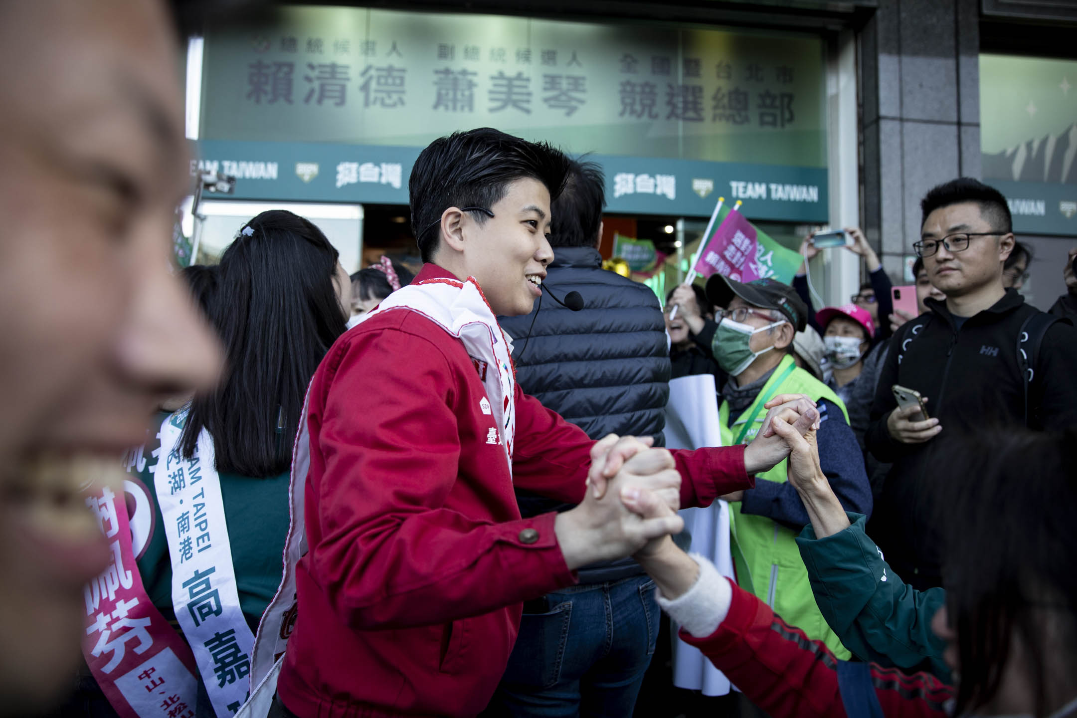 2024年1月11日，民进党正副总统候选人赖清德、萧美琴在台北发去车扫拉票，参选立委的苗雅博也同行。摄：林振东/端传媒