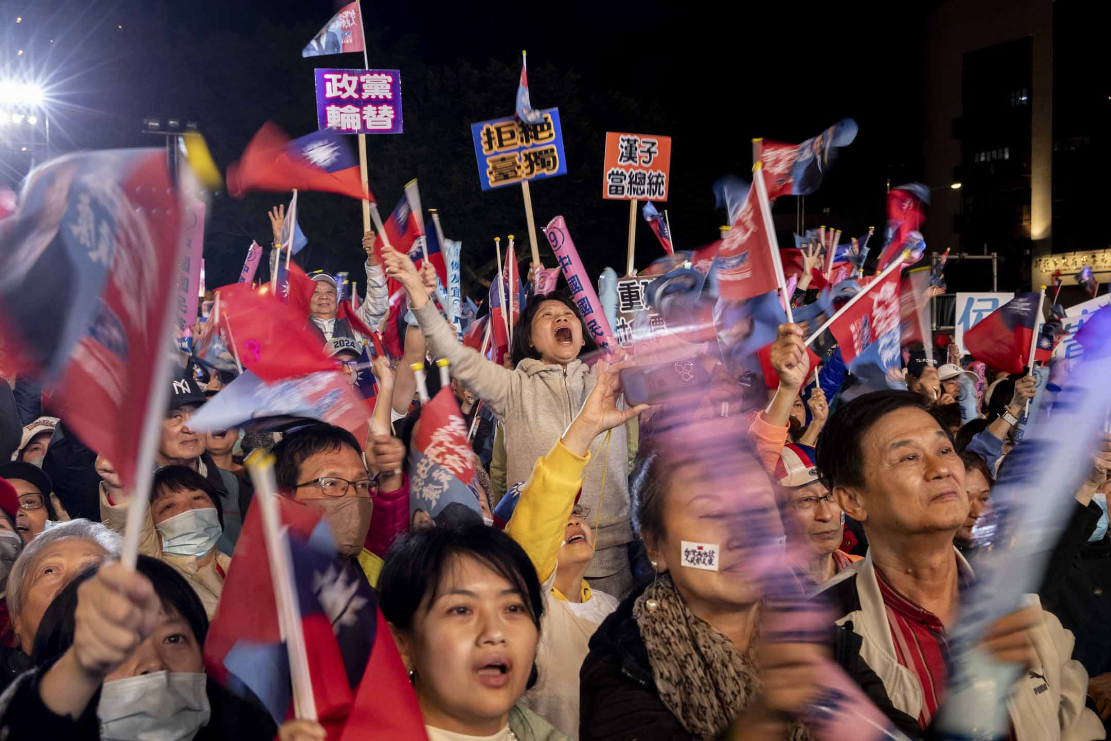 2024年1月12日，国民党正副总统候选人侯友宜、赵少康在新北市板桥第一体育场举办“赢回中华民国 选前之夜”。摄：林振东/端传媒