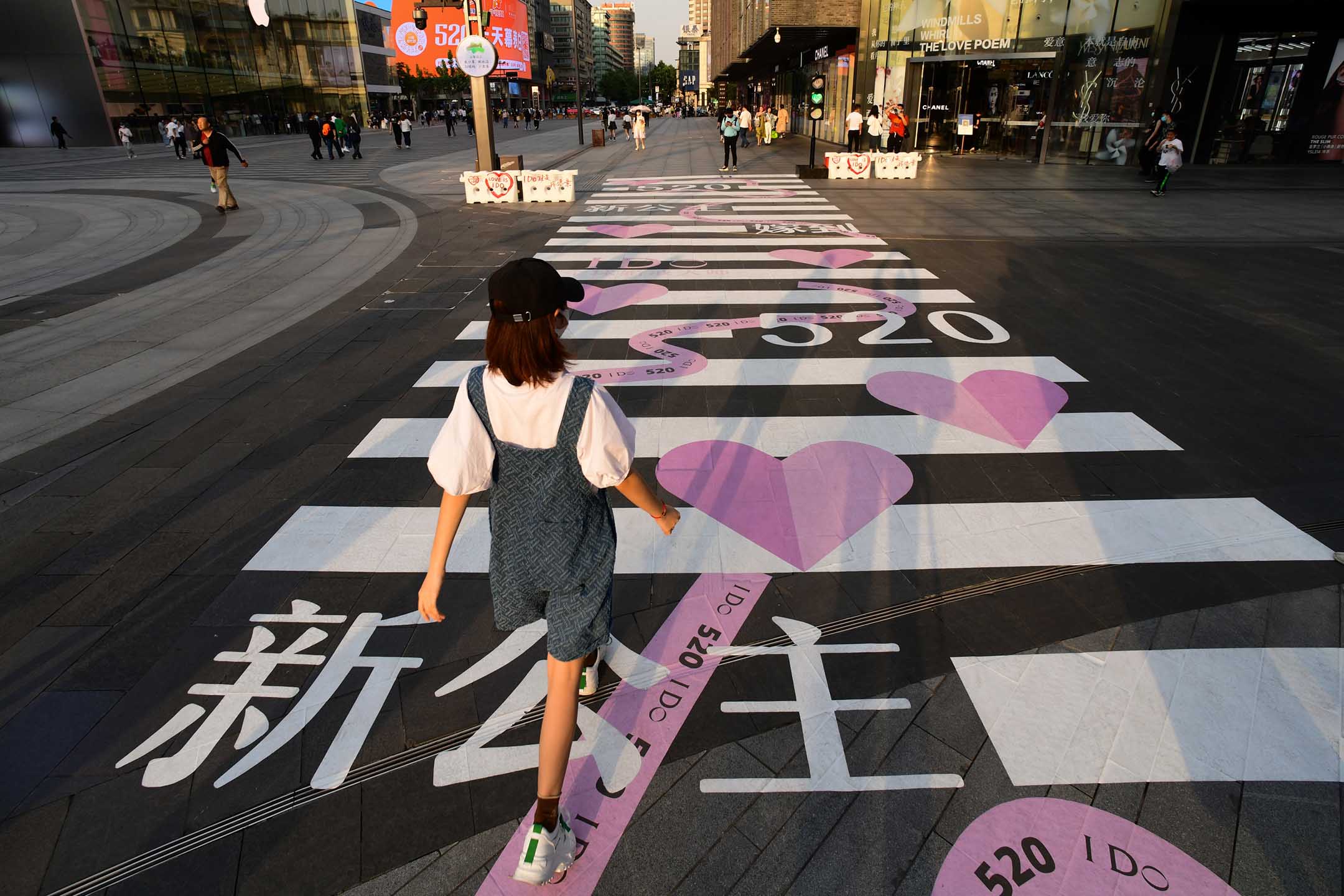 2022年5月17日，杭州，一名游客穿过心形图案的斑马线。摄：Li Xiaowei/VCG via Getty Images