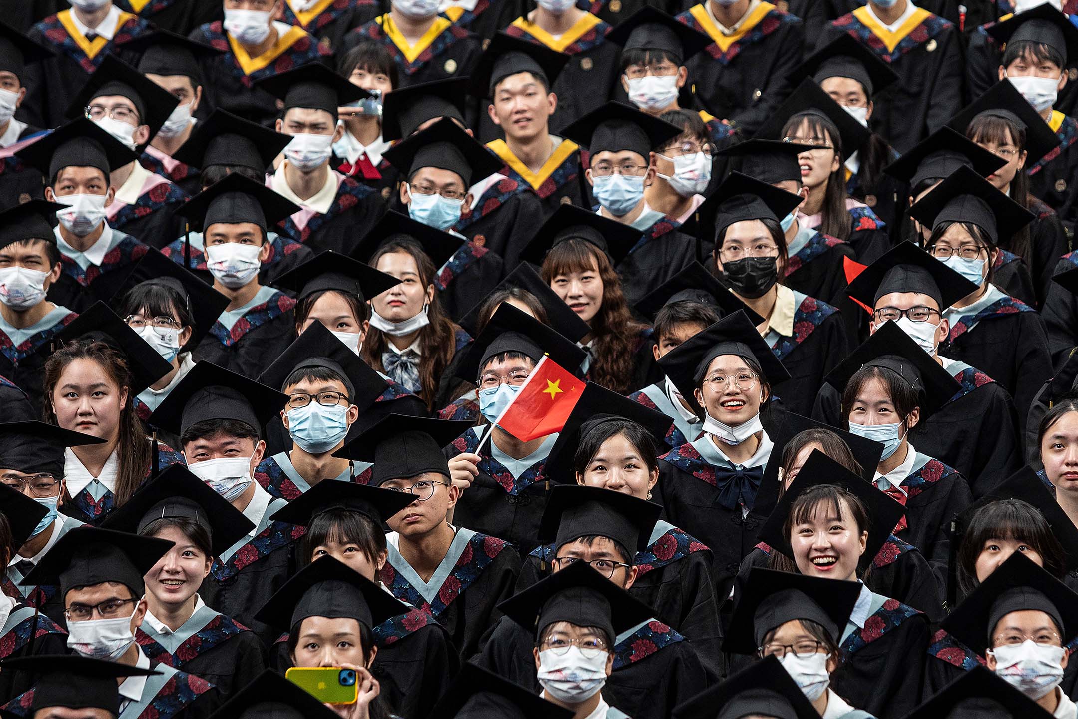 2022年6月22日，中国武汉，华中科技大学参加毕业典礼。摄：Getty Images