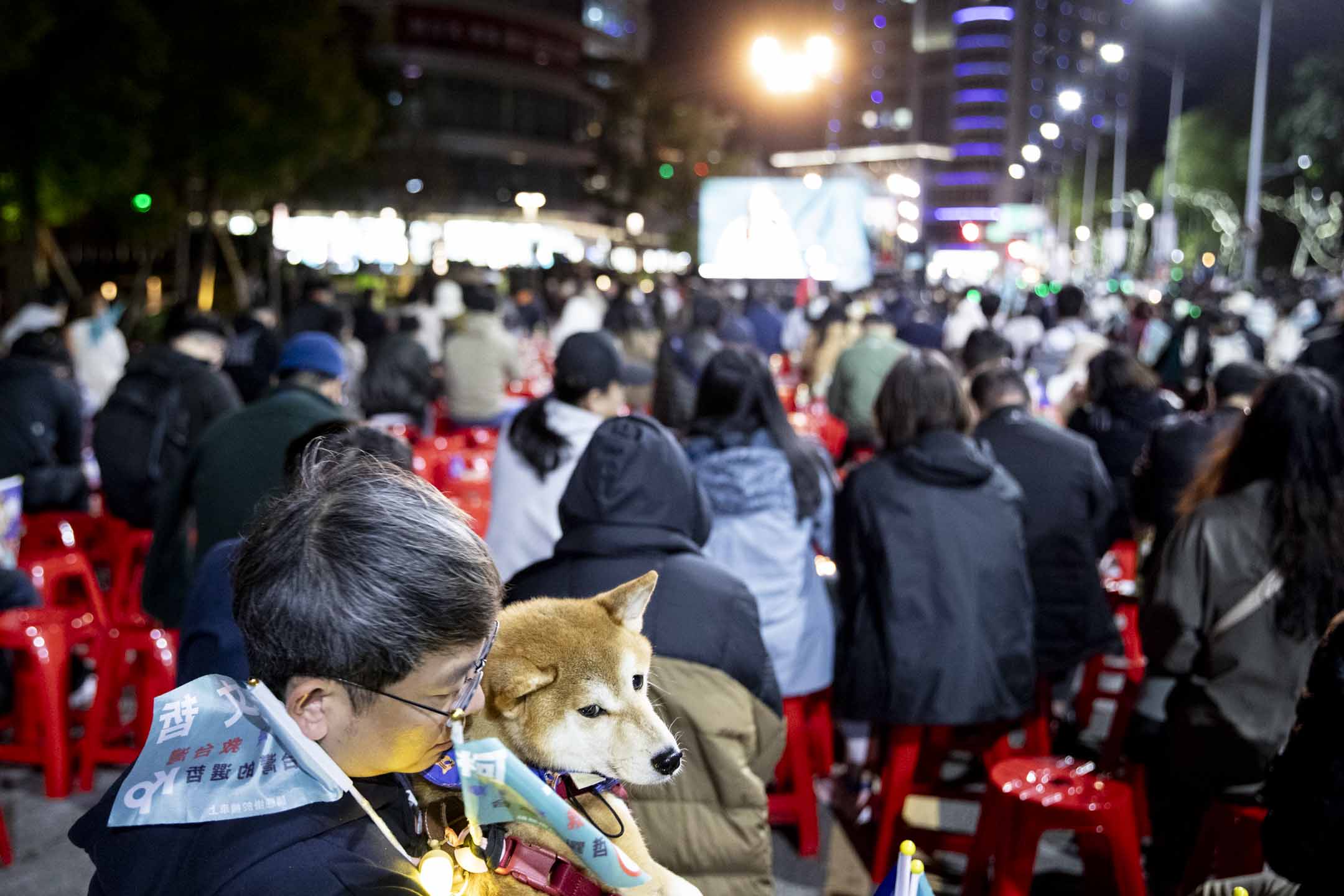 2024年1月13日，台湾大选开票，柯文哲竞选总部开票现场。摄：林振东/端传媒