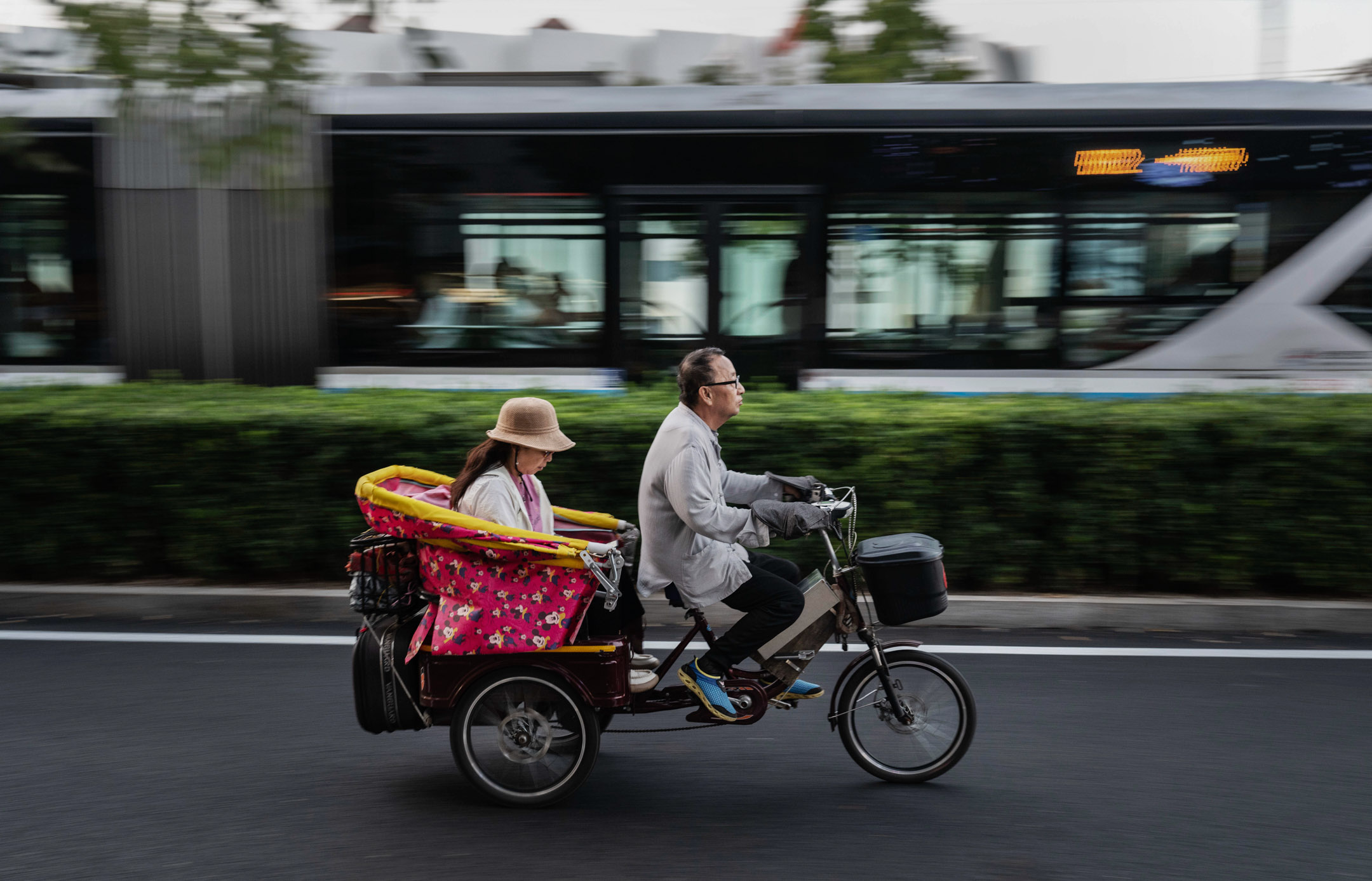  2023年9月13日，中国北京，一名女士正在乘坐三轮车。摄：Kevin Frayer/Getty Images