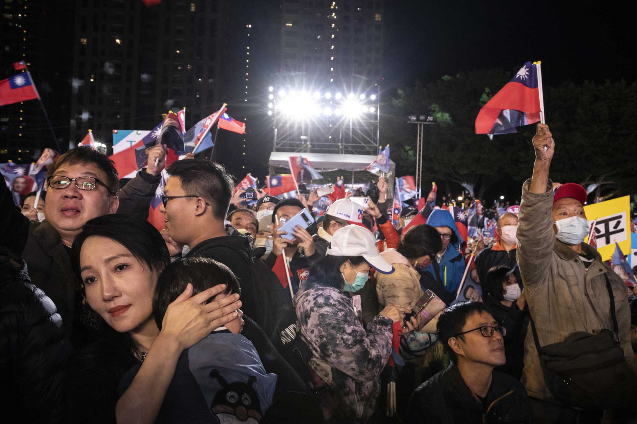 2024年1月12日，国民党正副总统候选人侯友宜、赵少康在新北市板桥第一体育场举办“赢回中华民国 选前之夜”。摄：林振东/端传媒