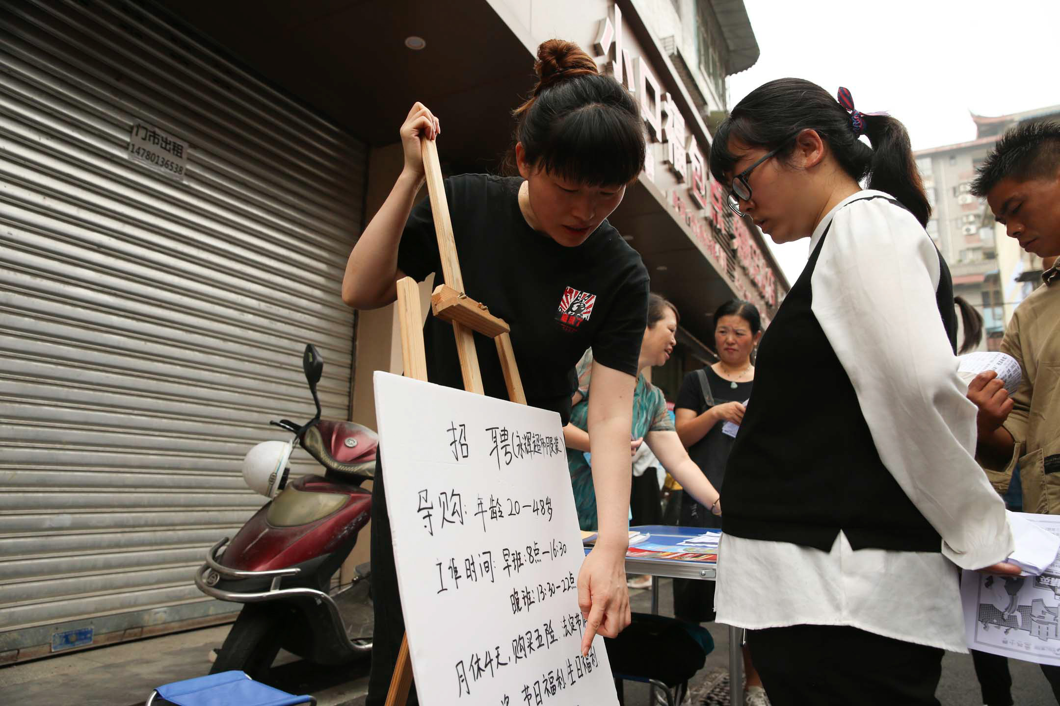 2023年6月18日，中国四川，求职者在招聘会上寻找工作。摄：Costfoto/NurPhoto via Getty Images