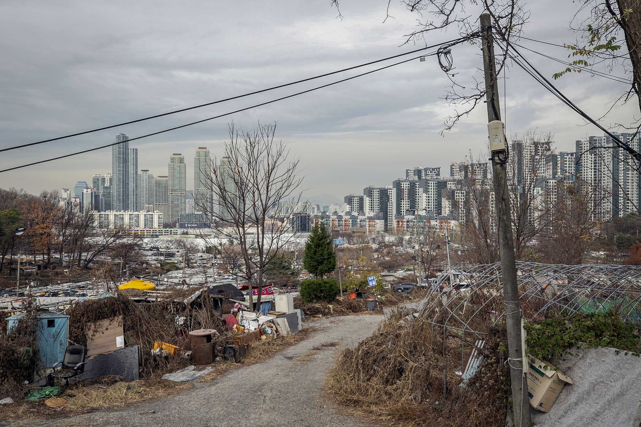 2020年11月24日，首尔九龙村背后矗立著高楼大厦。摄：Jean Chung/Bloomberg via Getty Images