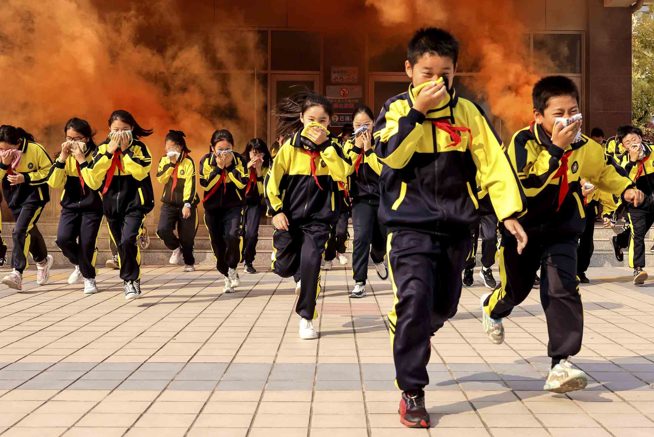 2023年10月13日，中国山东一间小学的学生进行火灾紧急逃生演练。摄：CFOTO/Future Publishing via Getty Images