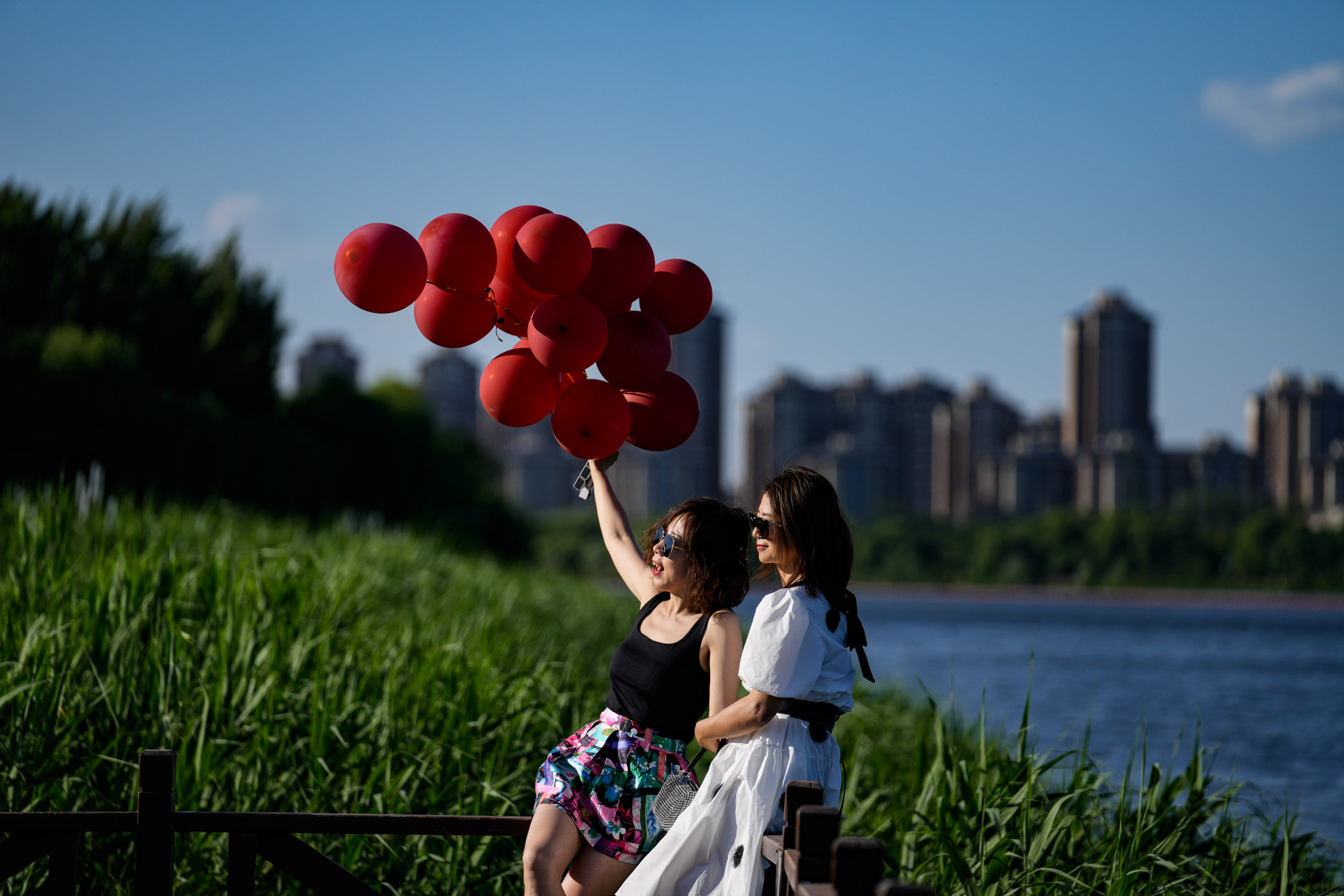 2022年5月30日，中国北京，两位女士在公园拍照。摄：Fred Lee/Getty Images