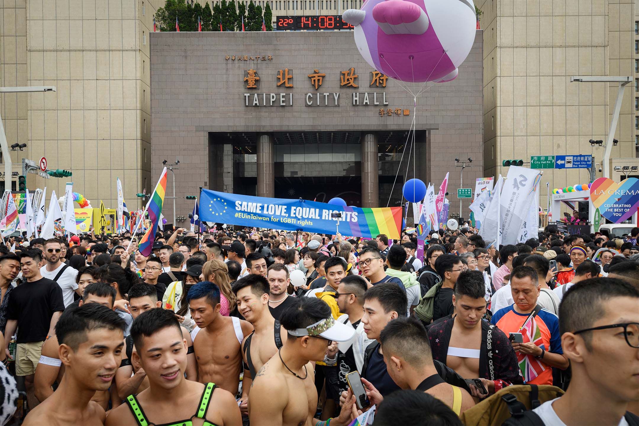 2023年10月28日，台灣LGBT+ Pride，參加者聚集在台北市政府前。攝：Alberto Buzzola/LightRocket via Getty Images