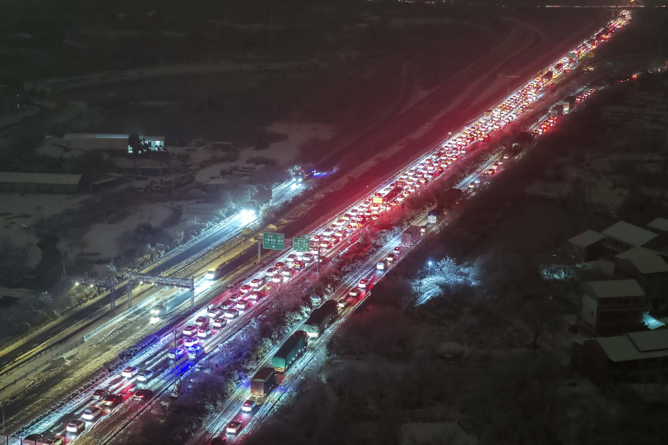 2024年2月4日，中国江苏省淮安市，大雪下，公路上排著长长的车龙。摄：CFOTO/Future Publishing via Getty Images