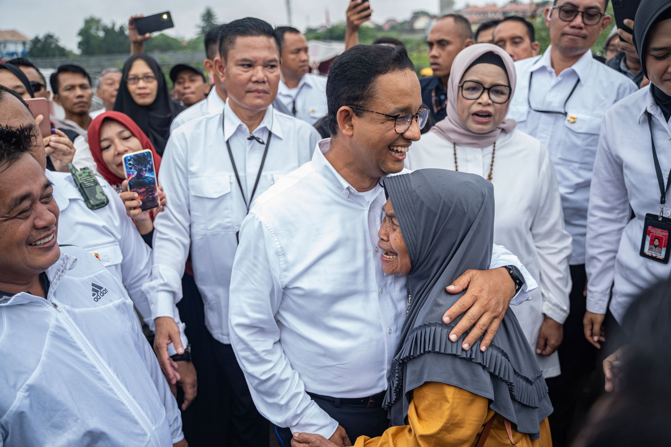 2024年2月14日，阿尼斯（Anies Baswedan）在票站投票后会见支持者。摄：Oscar Siagian/Getty Images