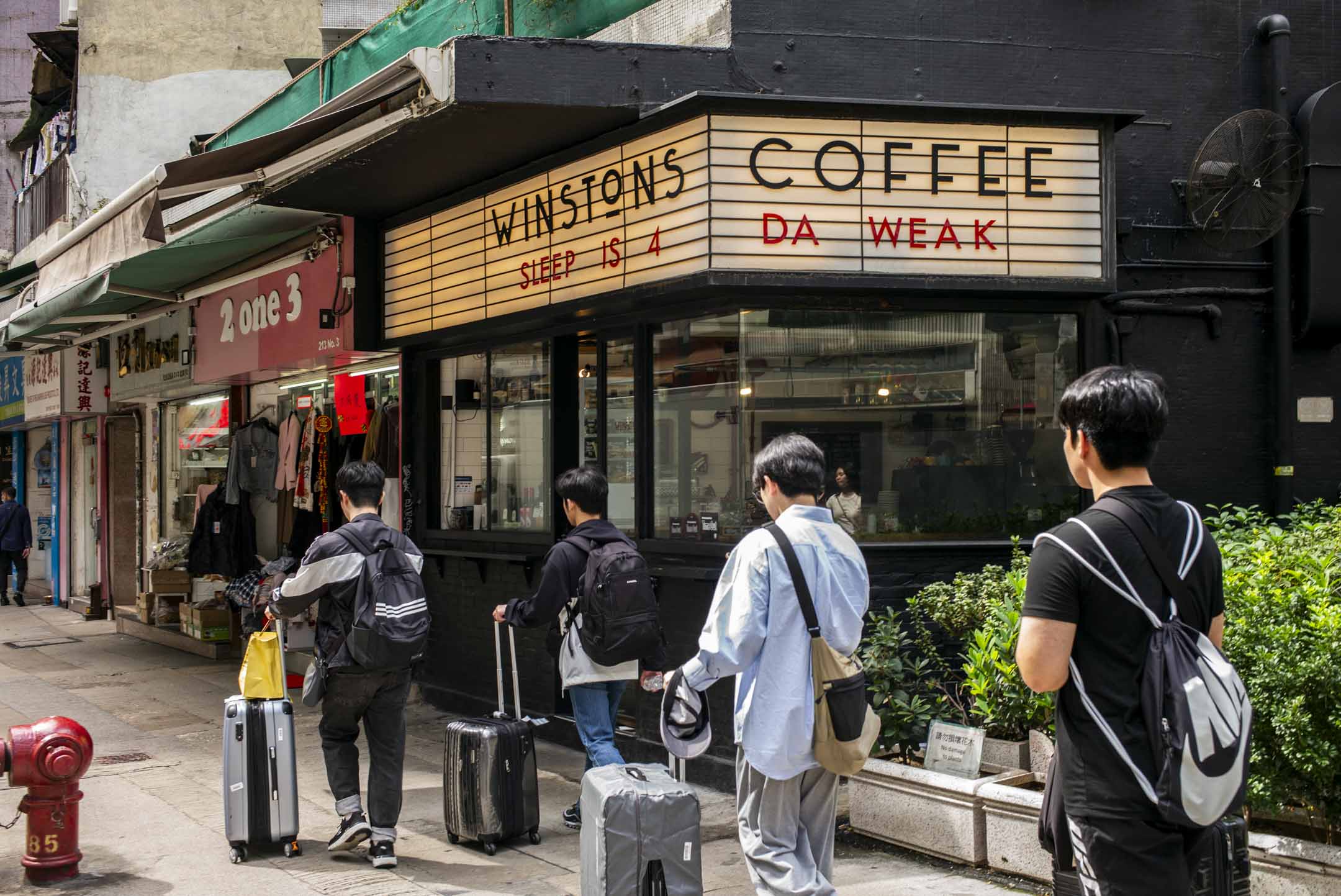 西营盘的 Winstons Coffee 门口是游客打卡热点。摄：林振东/端传媒