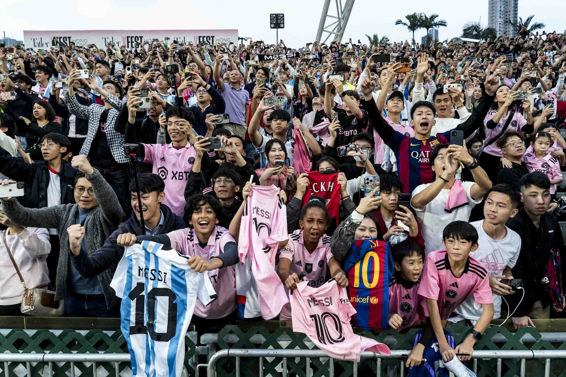 2024年2月3日，香港大球场的美斯球迷。摄：Hou Yu/China News Service/VCG via Getty Images