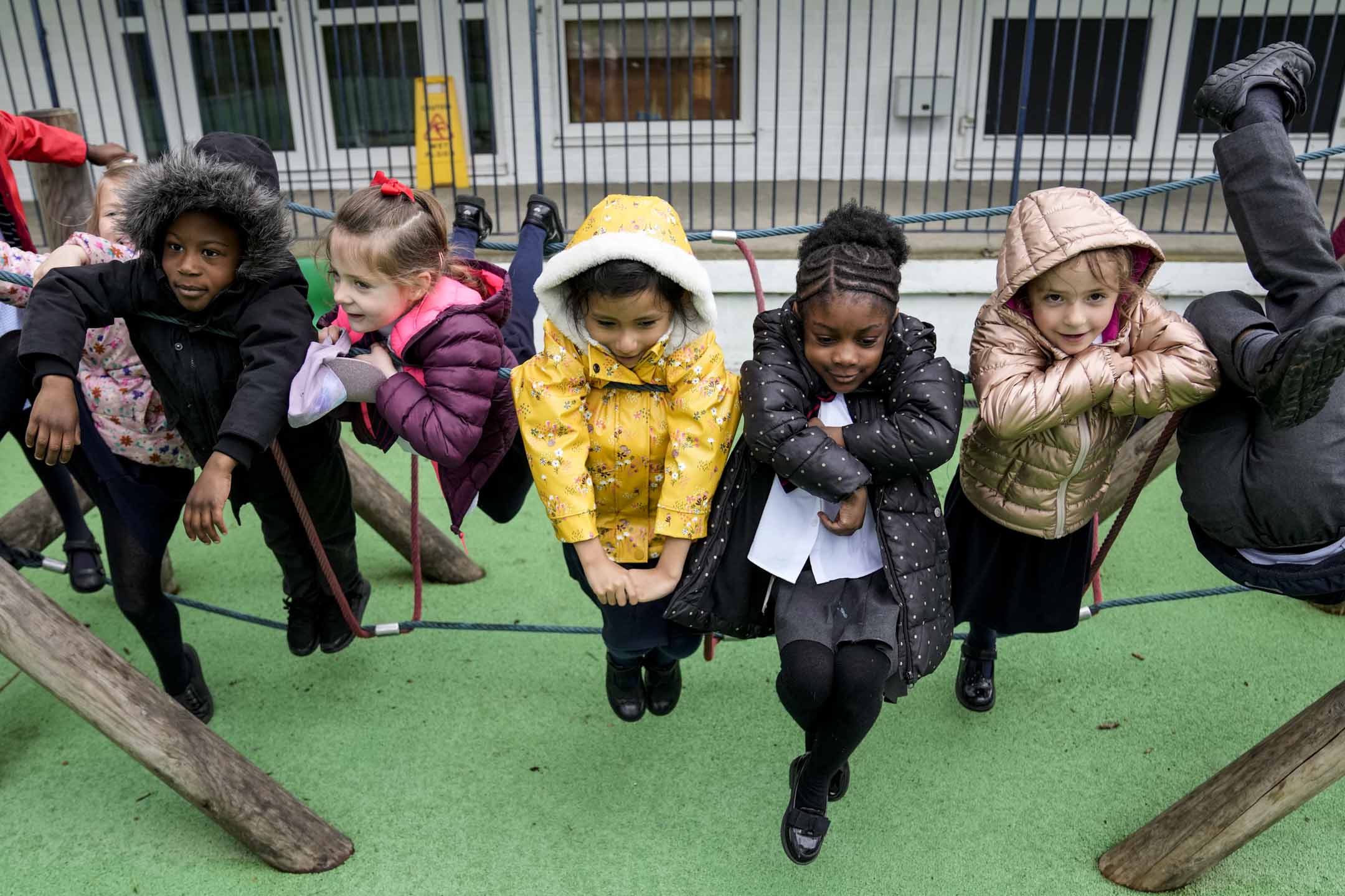 英国一间小学的学生在玩秋千。摄：Alastair Grant/Reuters/达志影像