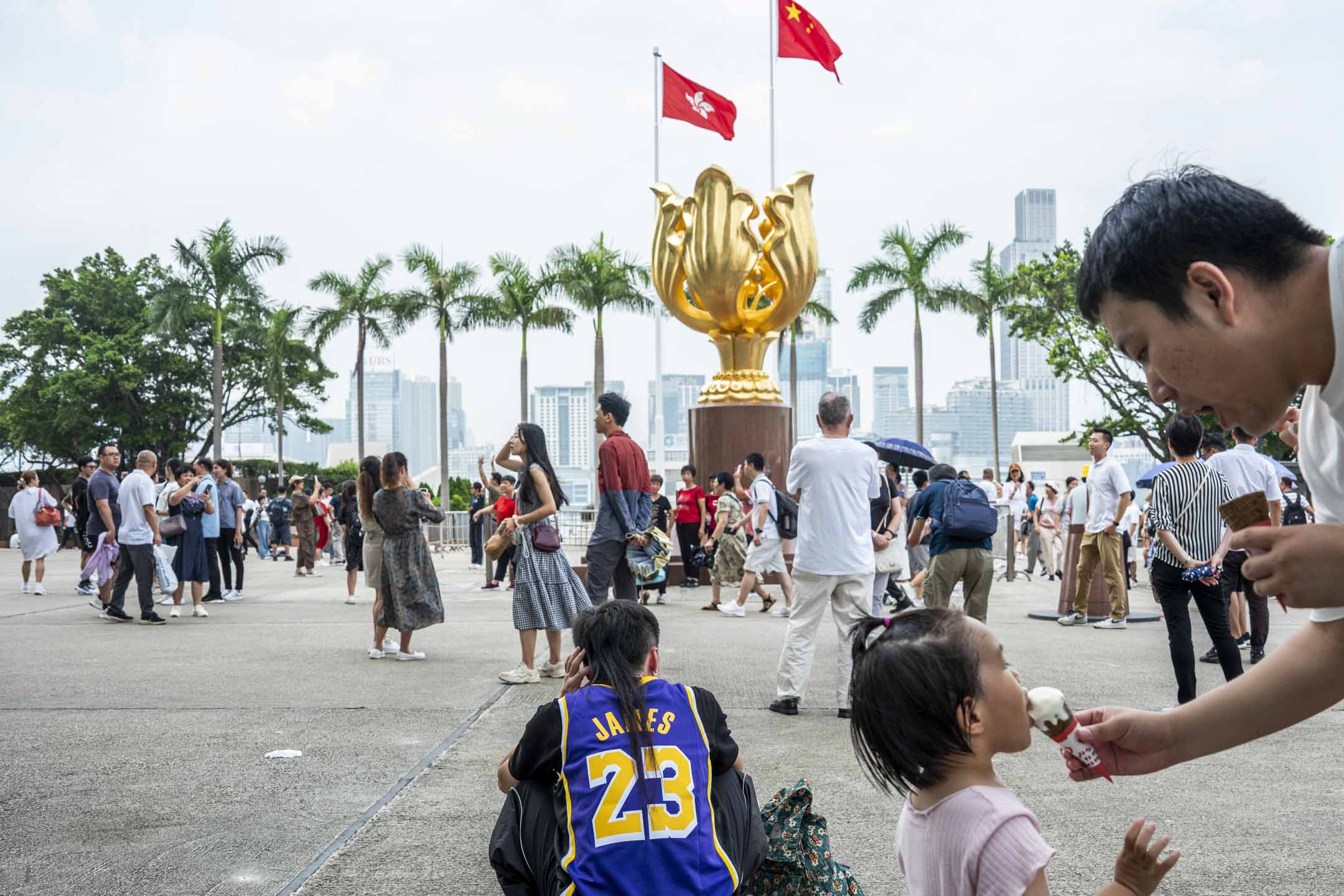 游客在湾仔金紫荆广场外拍照。摄：林振东/端传媒