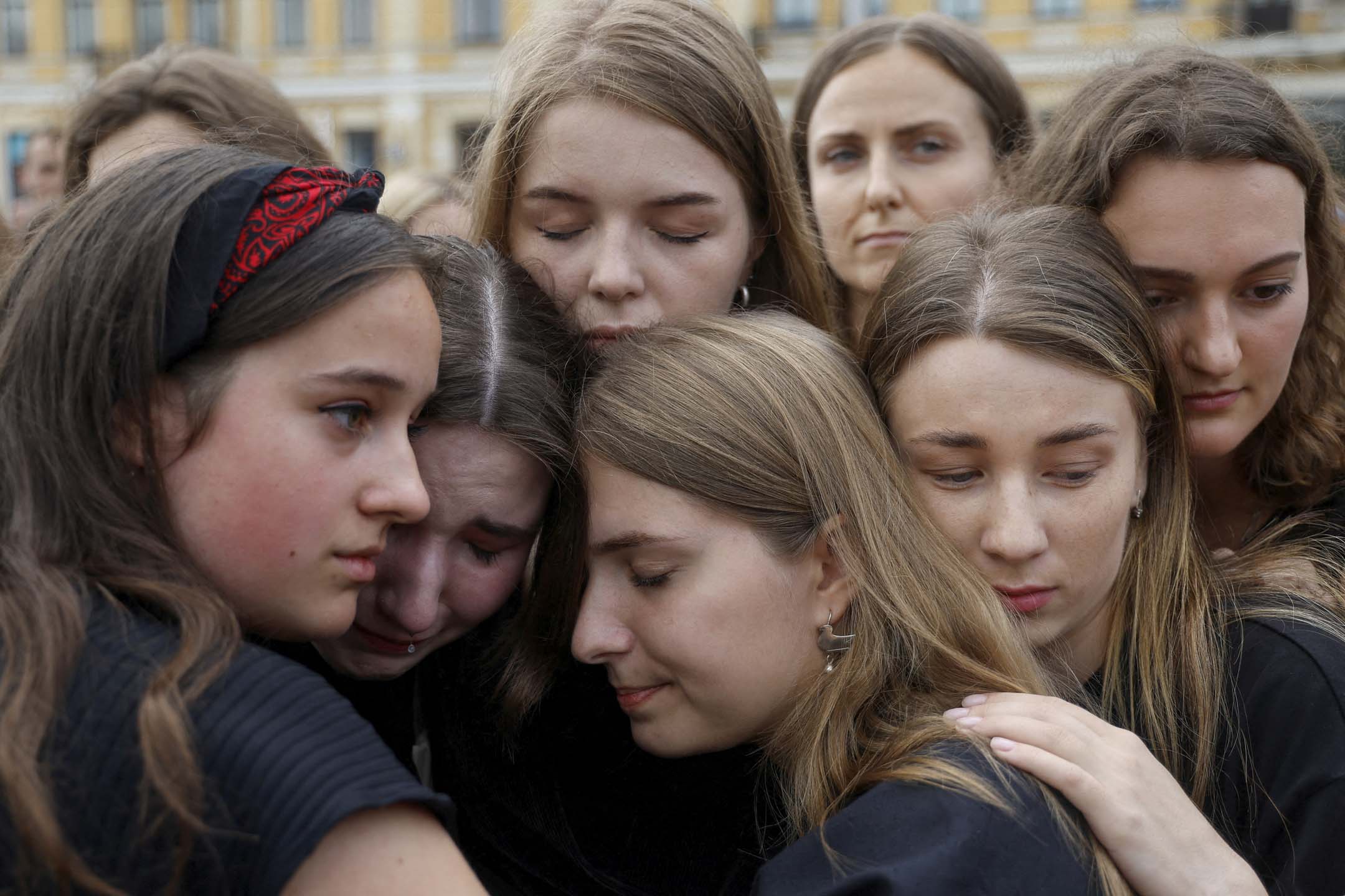 2022年8月4日，烏克蘭基輔，女士們在親友集會上擁抱在一起。攝：Valentyn Ogirenko/Reuters/達志影像