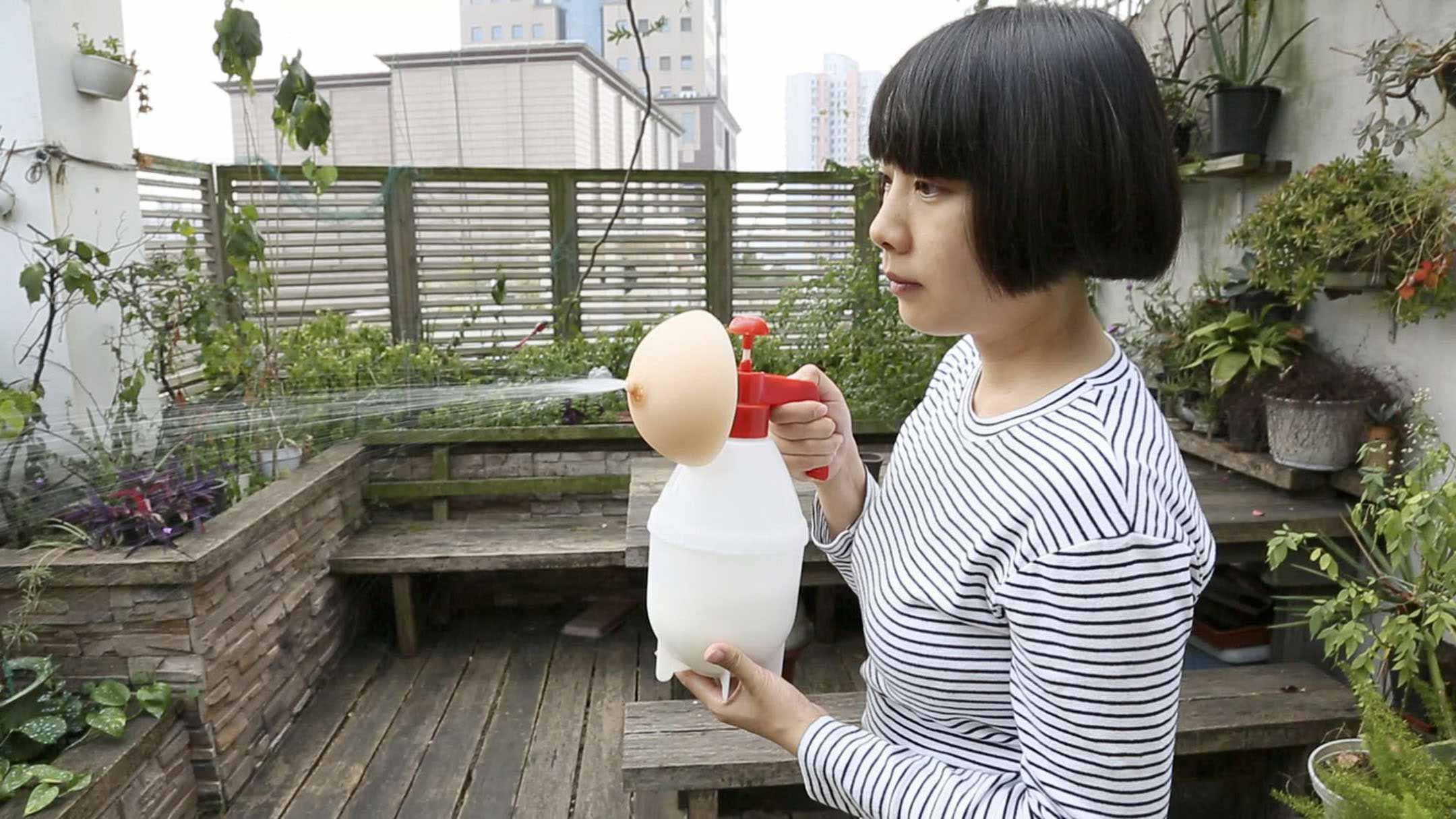 《喷奶瓶》(Breast Spray) 图片由艺术家及刺点画廊提供 