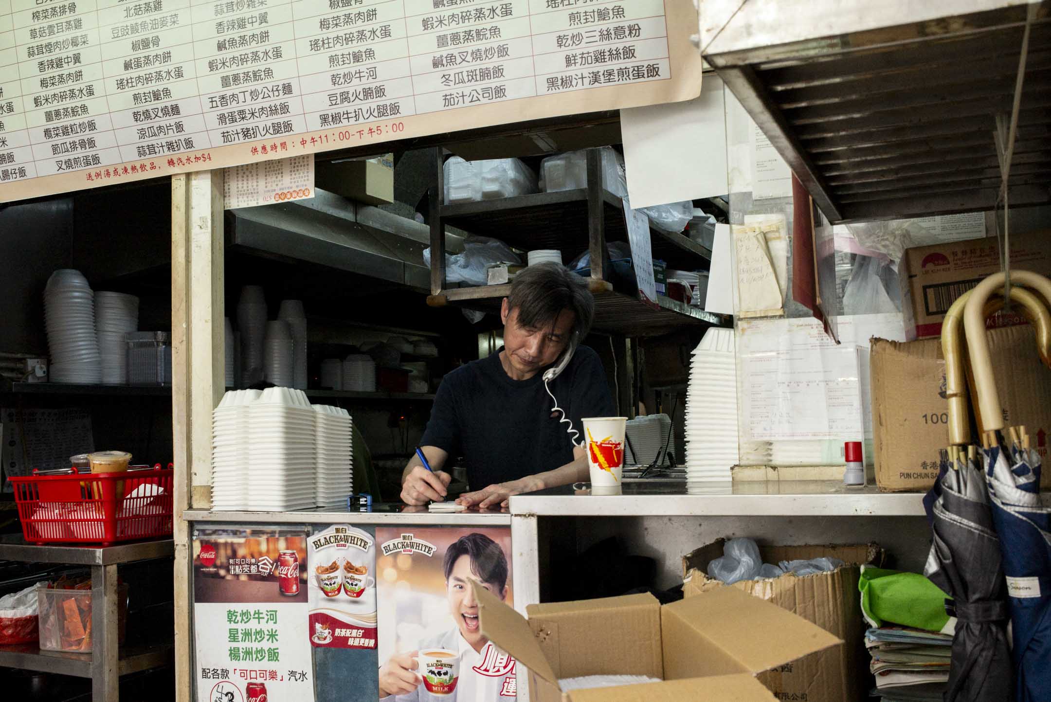 旺角平价快餐店的李先生。摄：林振东/端传媒