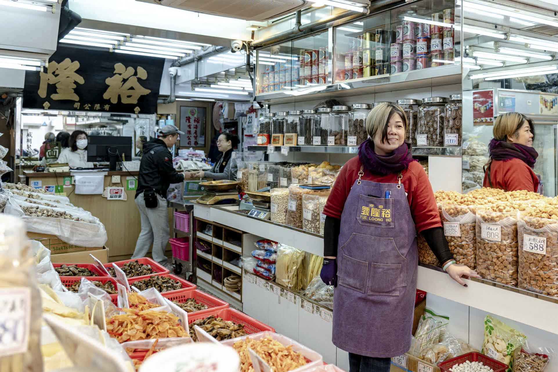 西营盘海味店的吴老板。摄：Ryan Lai/端传媒 