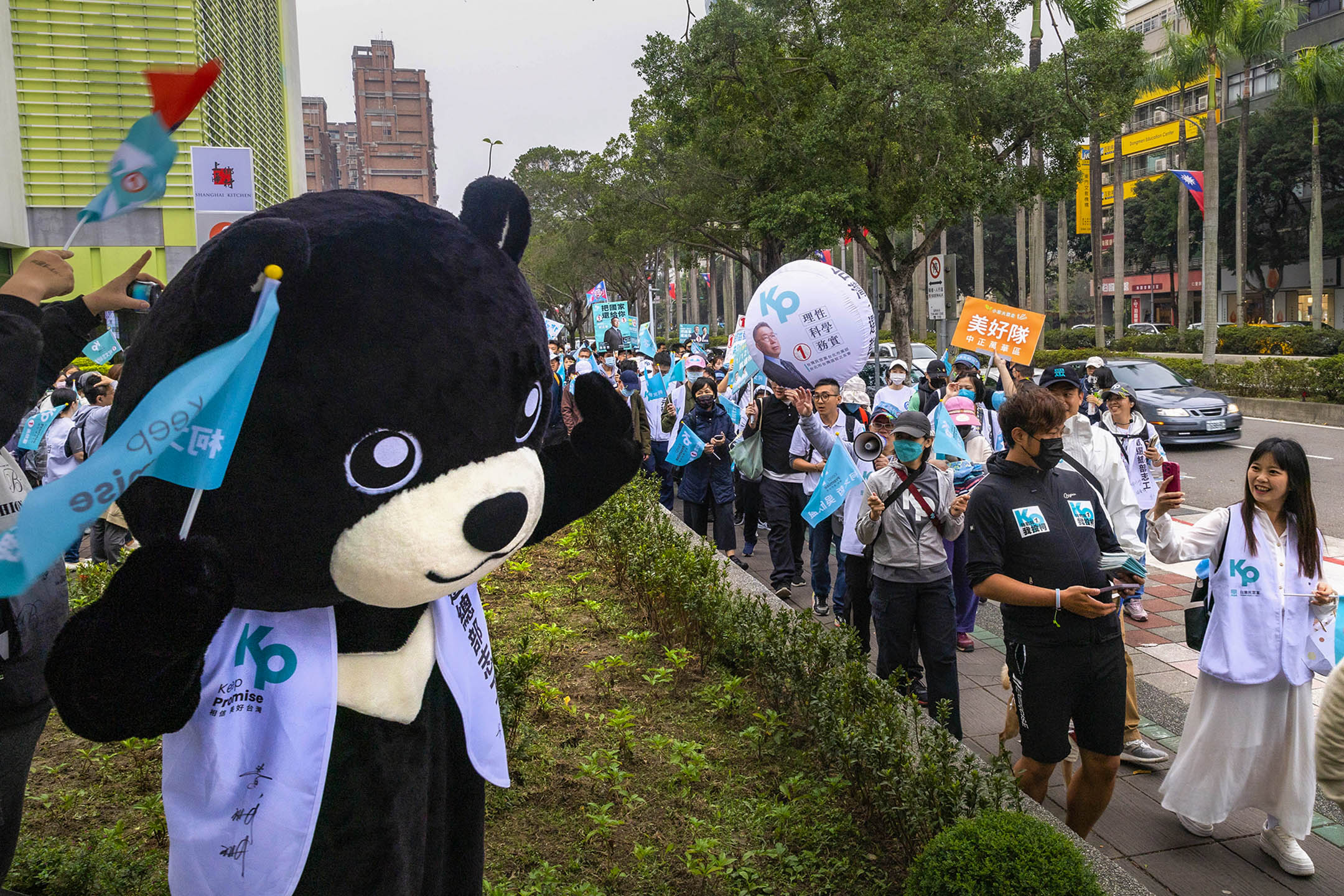 2023年12月31日，台北，民众党的造势游行。摄：陈焯煇/端传媒