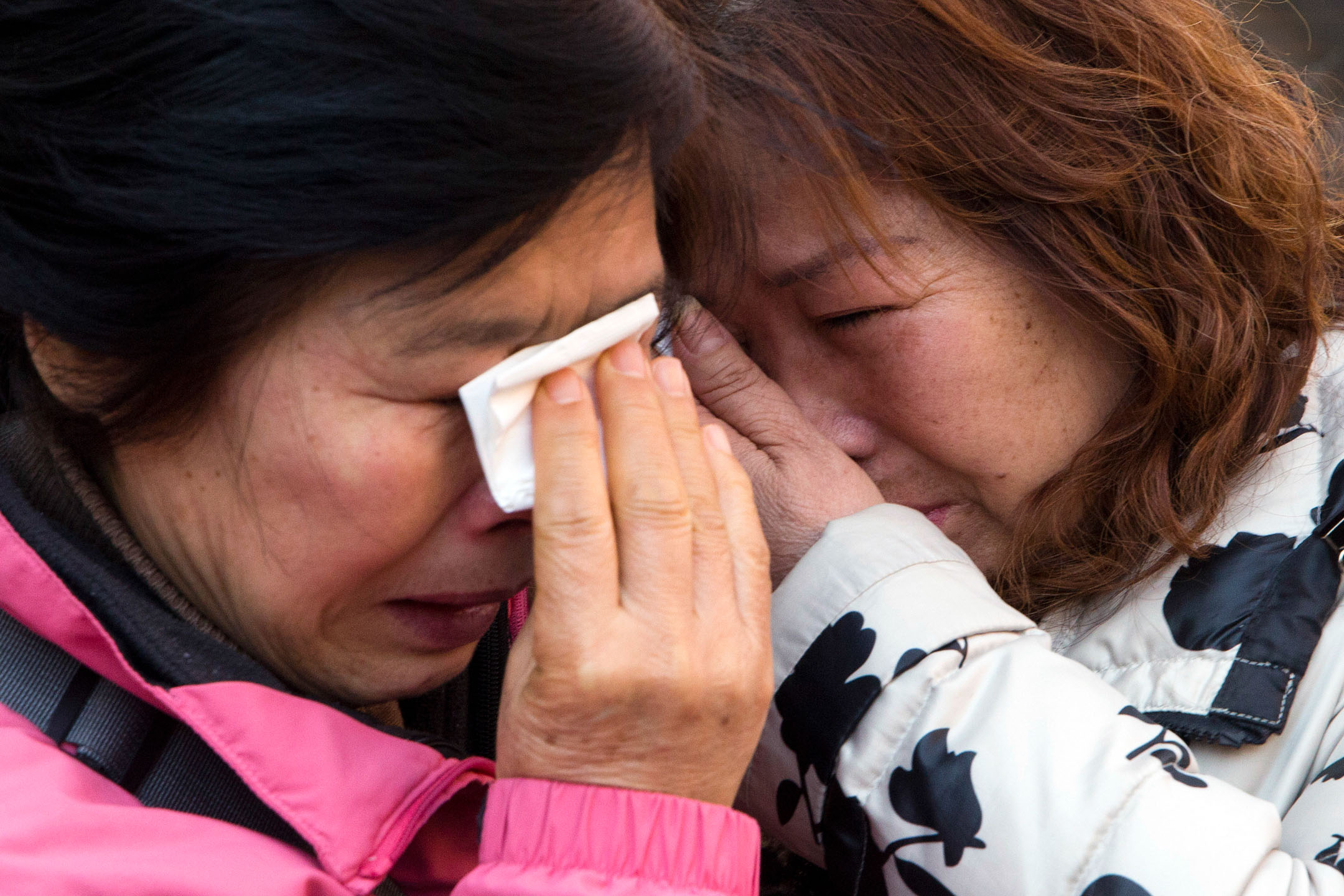 2016年3月7日，中国北京，马航370客机乘客亲属提起诉讼后在交通法庭外哭泣。摄：Ng Han Guan/AP/达志影像