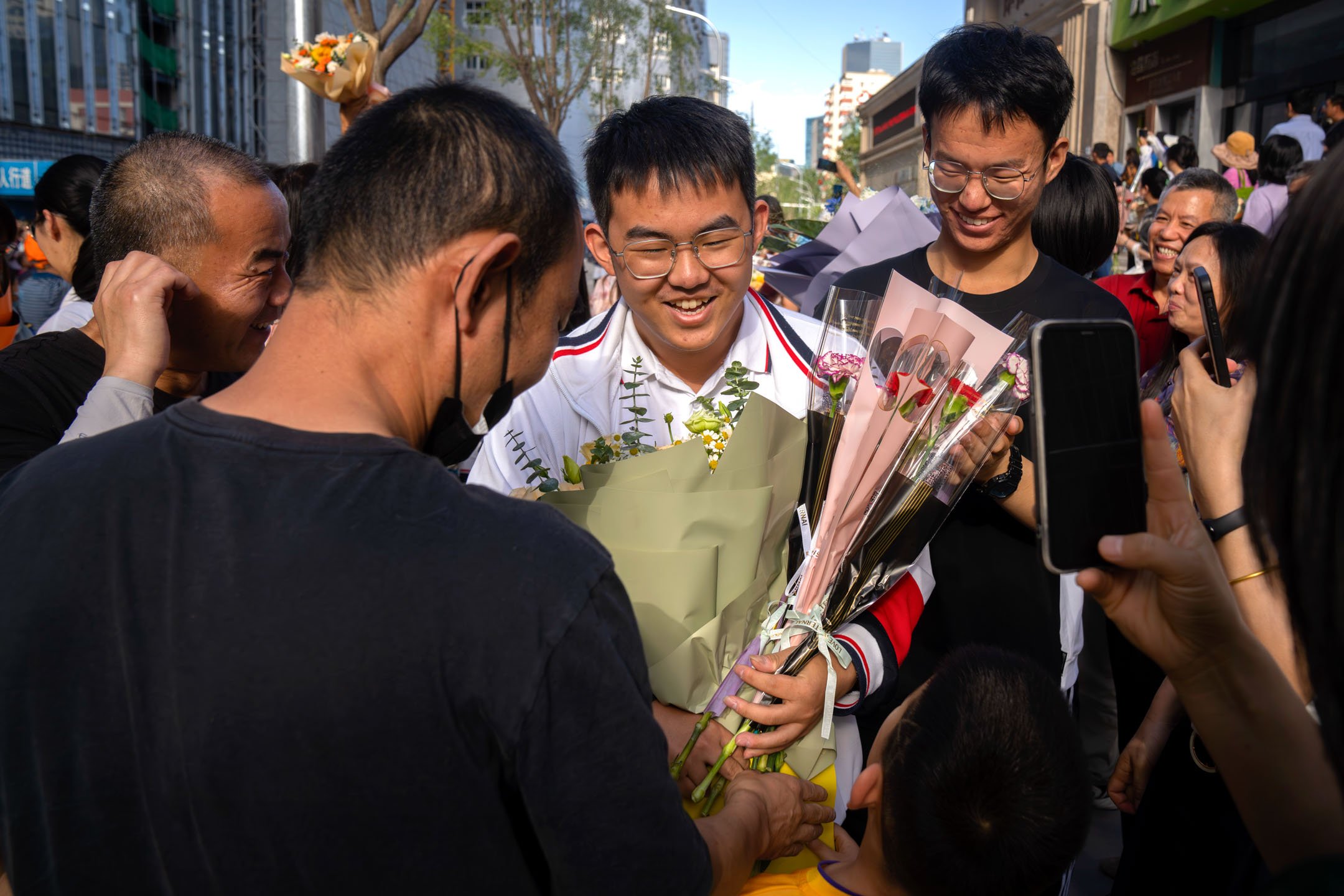 2023年6月10日，中国北京，中国高考最后一天结束后，一名学生的亲戚前来迎接。摄：Mark Schiefelbein/AP/达志影像