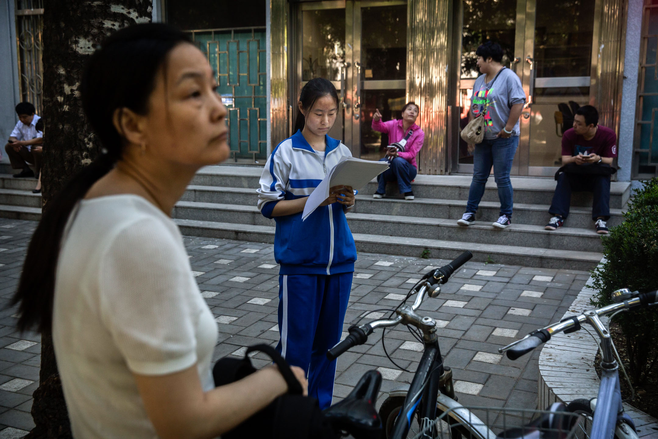 2015年6月8日，中国北京，一名学生在考试前看课本。摄：Kevin Frayer/Getty Images