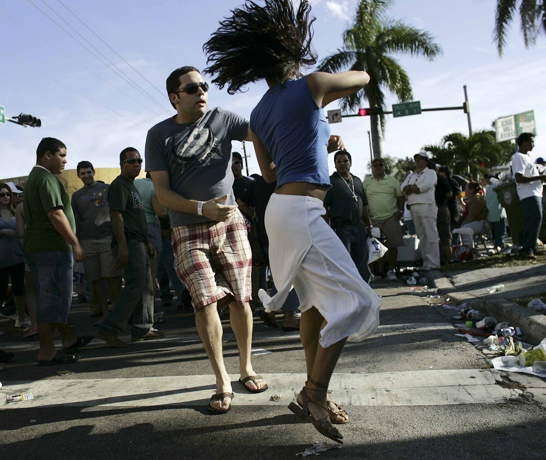 2007年3月11日，人们在佛罗里达州迈阿密参加一年一度的 Calle Ocho 庆祝活动时，随著音乐起舞。摄：Joe Raedle/Getty Images