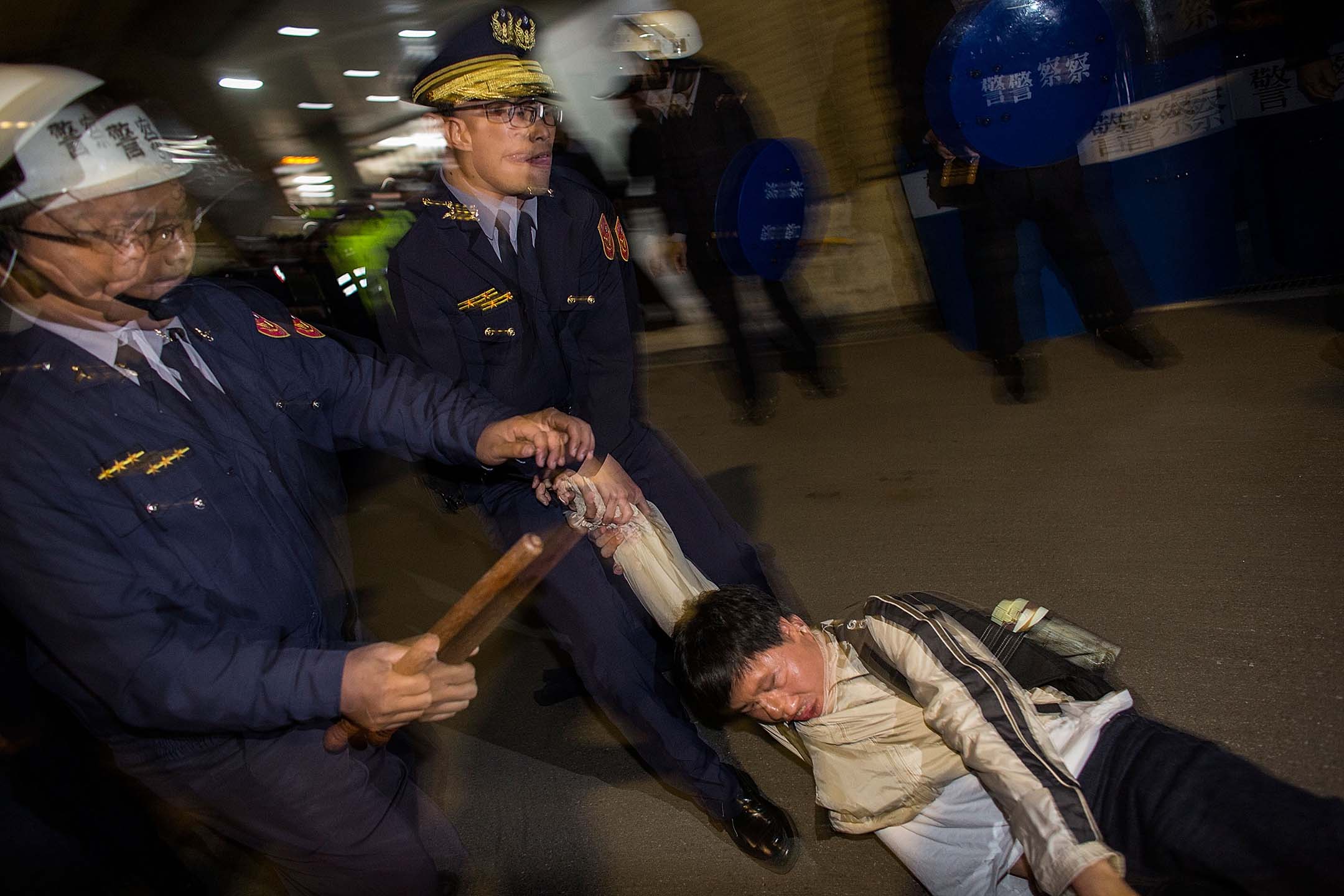 2014年3月23日，台北，防暴警察在行政院外与学生示威者发生冲突。摄：Lam Yik Fei/Getty Images