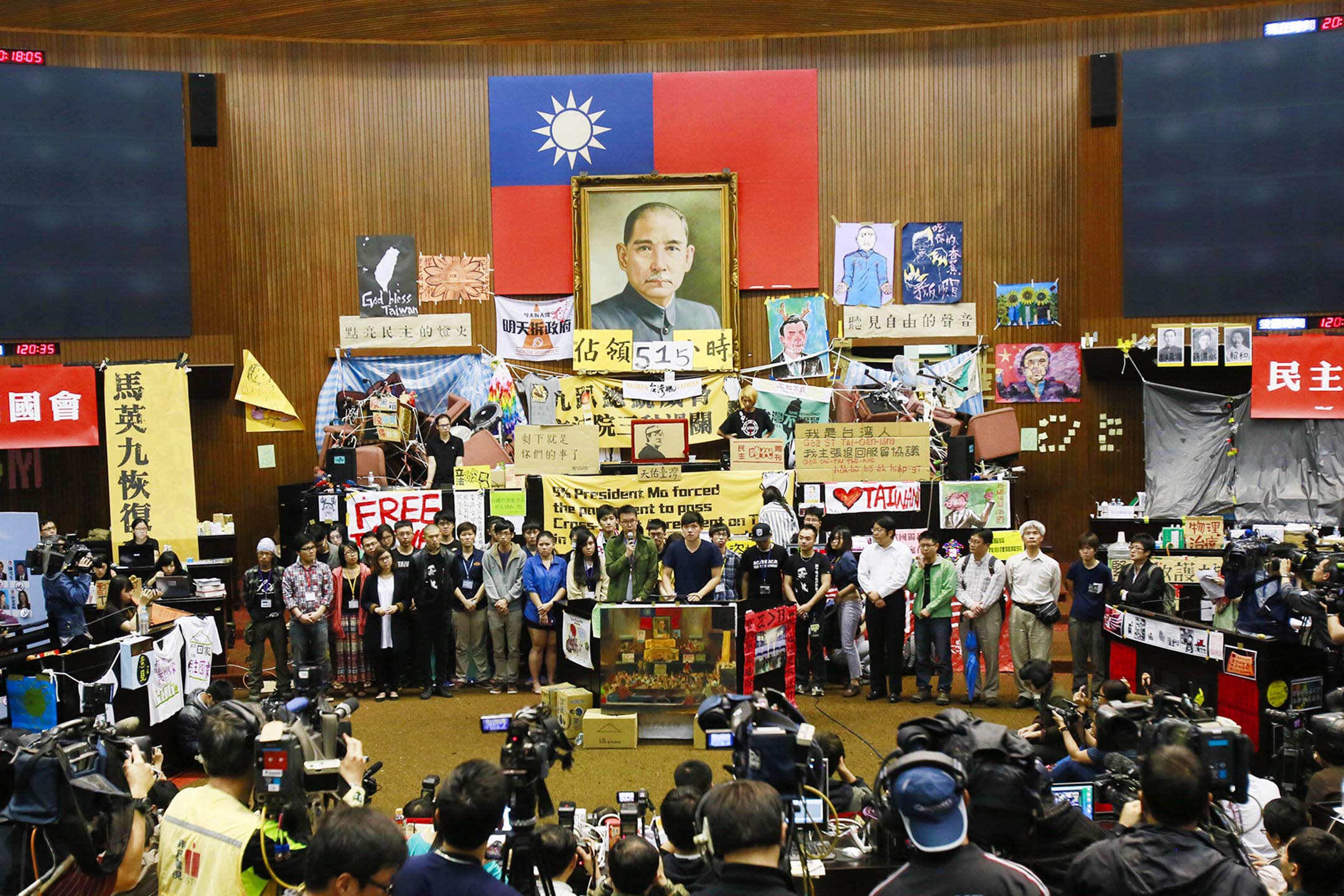 2014年4月7日，台北，占领立法院的学生列队站在议场。摄：Wally Santana/AP/达志影像