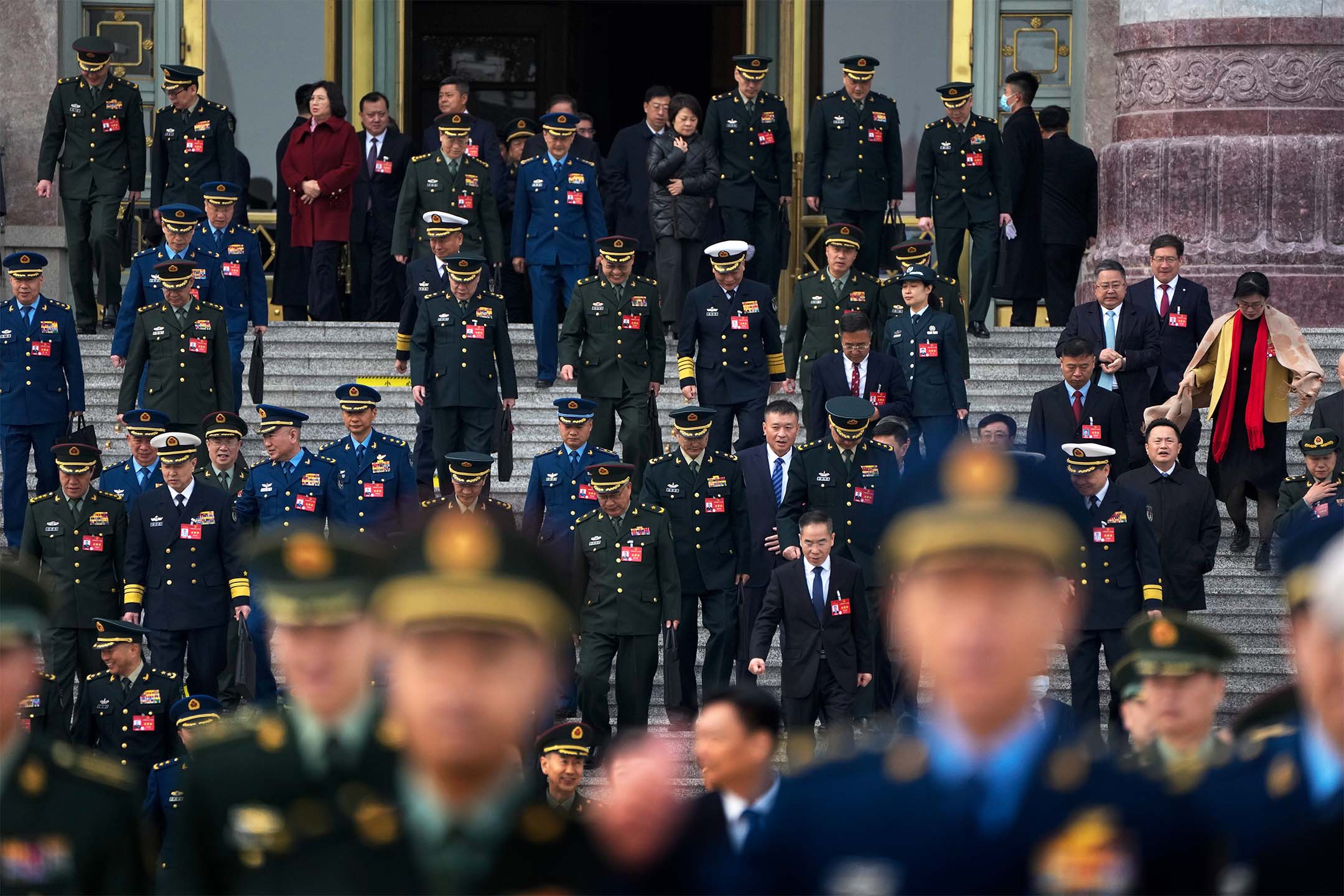 2024年3月4日，中国北京，第十四届全国人民代表大会第二次会议开幕，军官出席会议后离开人民大会堂。摄：Andy Wong/AP/达志影像