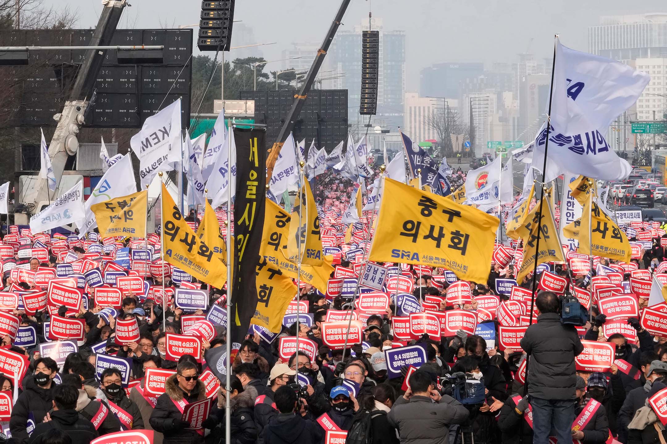 2024年3月3日，韩国首尔，医生在集会上高喊口号，抗议政府增加医学院招生的计划。摄：Ahn Young-joon/AP/达志影像