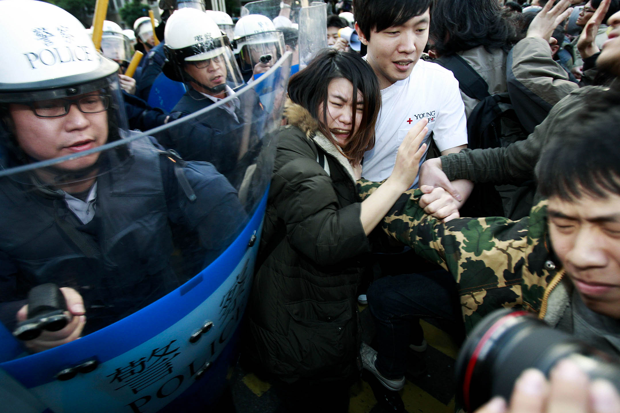 2014年3月24日，台北，示威的学生被防暴警察强迫离开行政院。摄：Wally Santana/AP/达志影像