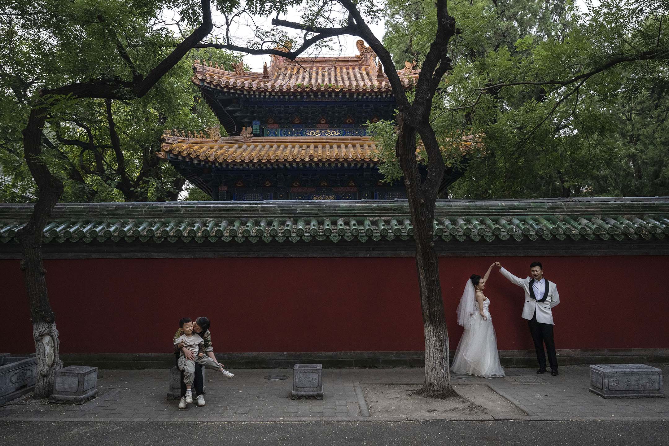 2023年9月26日，北京，一对新婚夫妇在国子监外拍摄婚纱照。图：VCG via Getty Images