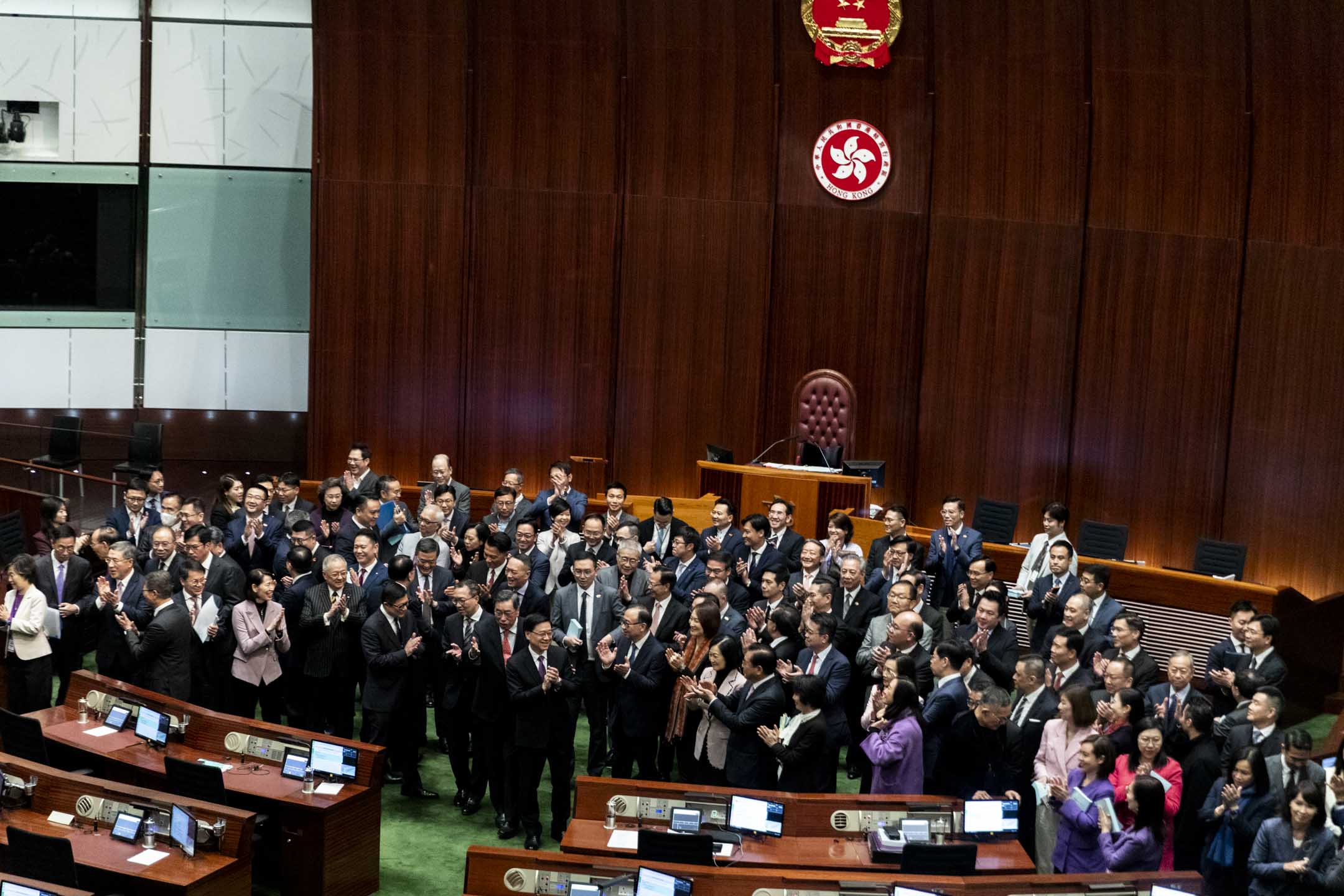 2024年3月19日，立法会三读通过《维护国家安全条例草案》后，特首李家超到场发言并与全体立法会议员大合照。摄：林振东/端传媒