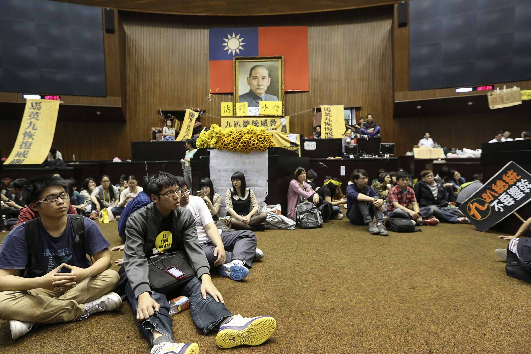 2014年3月19日，太陽花學運的學生繼續佔領立法院。攝：Patrick Lin/Reuters/達志影像