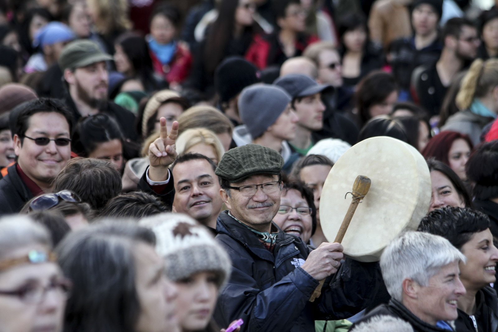 每年情人节，温哥华市中心东端都会举行妇女纪念游行(Women's Memorial March)，纪念过往在卑诗省被杀害或失踪的原住民妇女。Bill Chu参与多年，与原住民同行。图：受访者提供