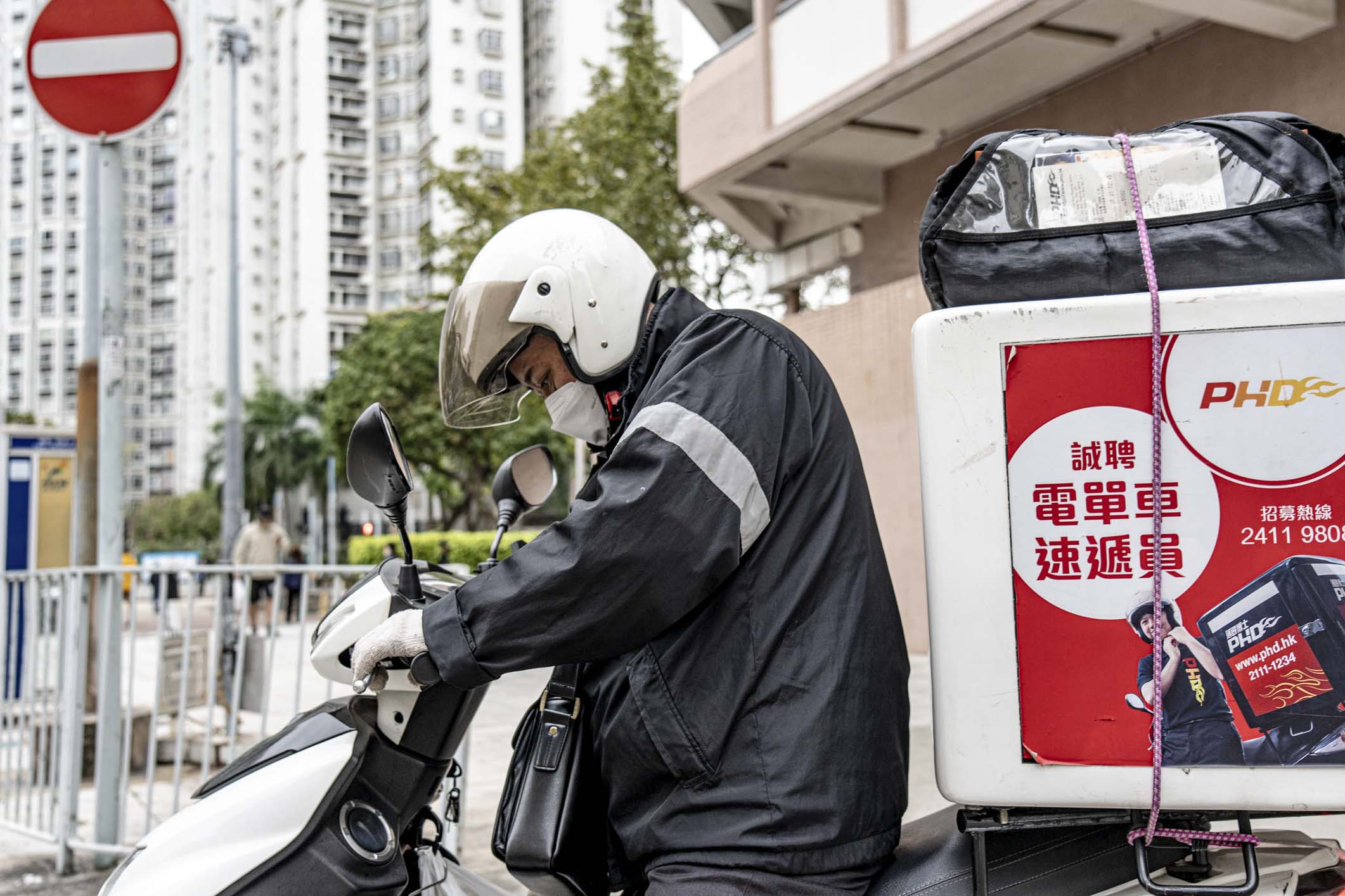 遊走街巷的香港外賣員。攝：Ryan Lai/端傳媒