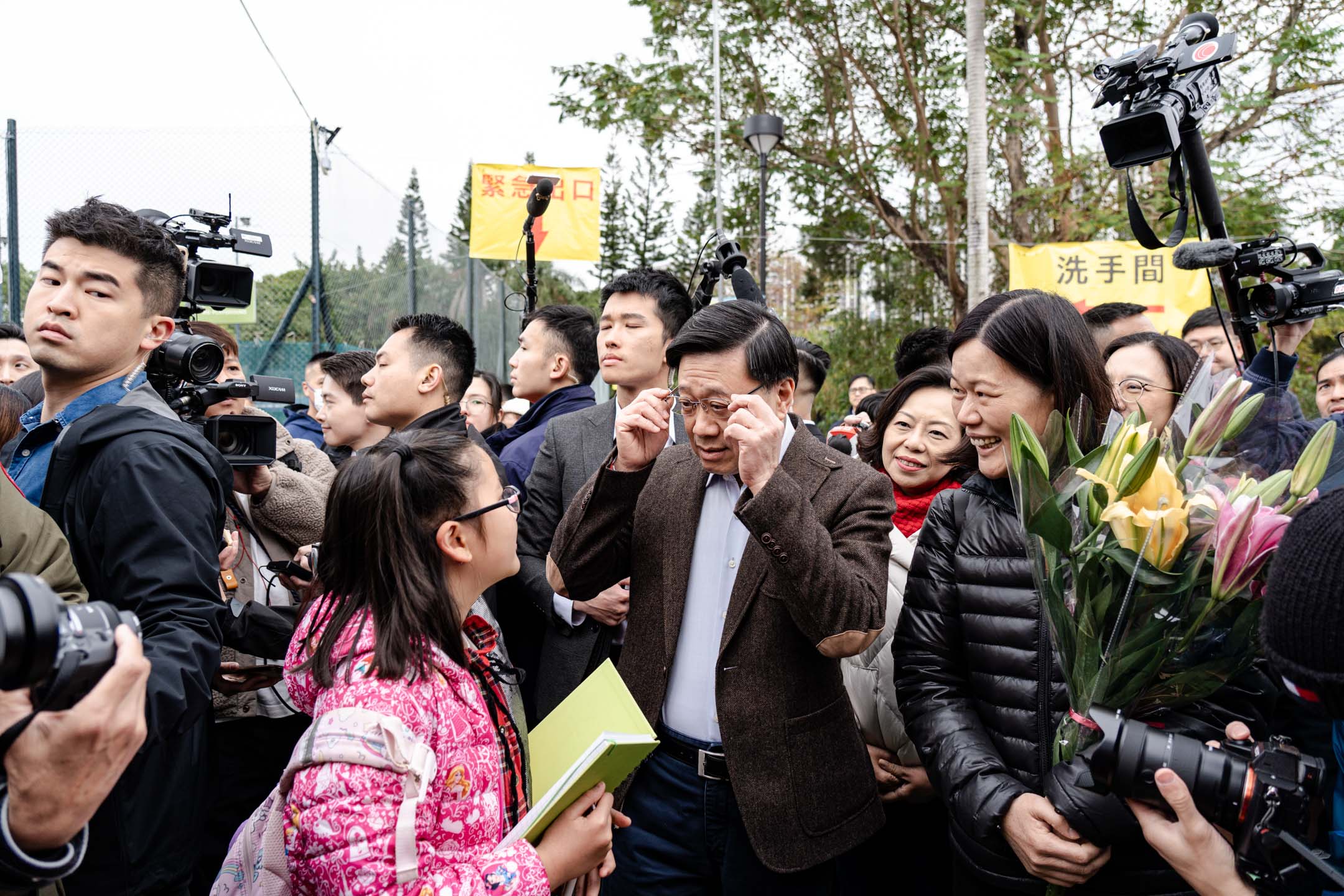 2024年2月9日，行政長官李家超到訪沙田年宵市場，期間與小朋友聊天。攝：Ryan Lai/端傳媒