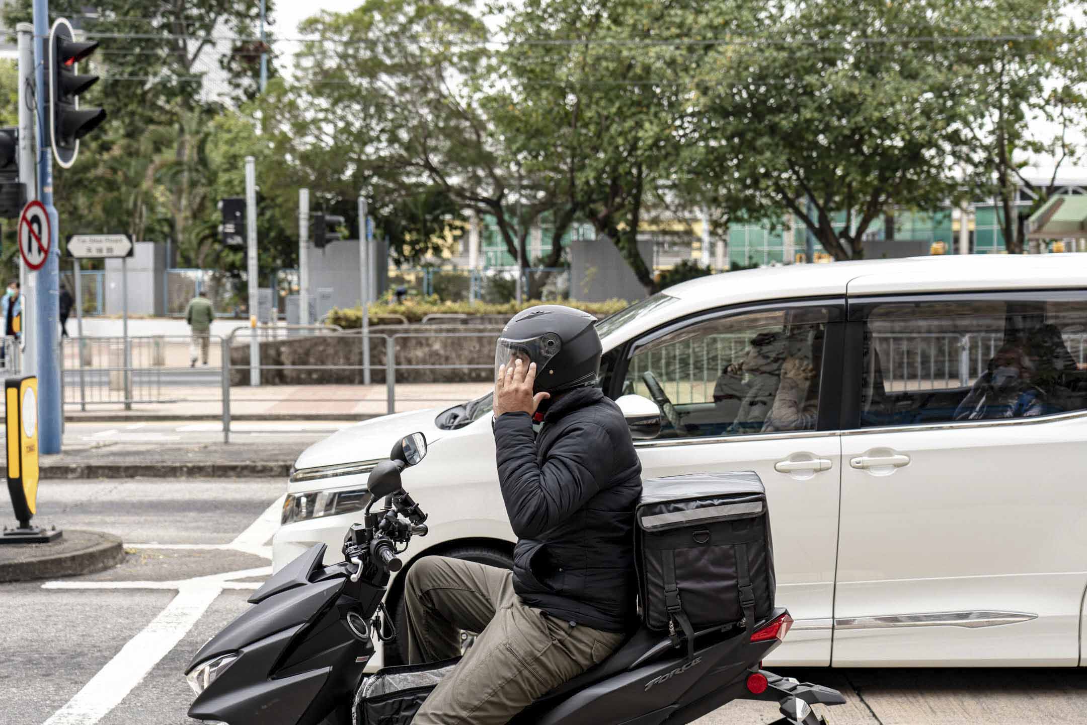 遊走街巷的香港外賣員。攝：Ryan Lai/端傳媒