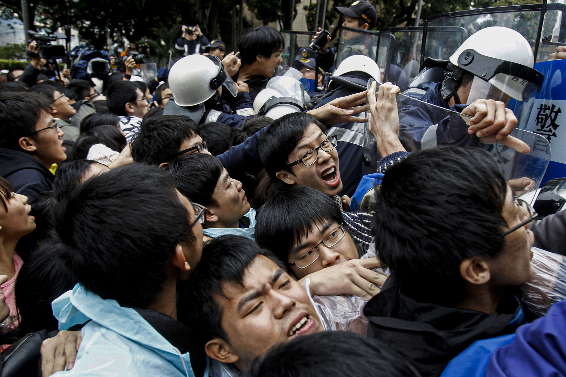 2012年11月27日，台北，年轻示威者在反媒体垄断运动与警察发生冲突。摄：Wally Santana/AP/达志影像