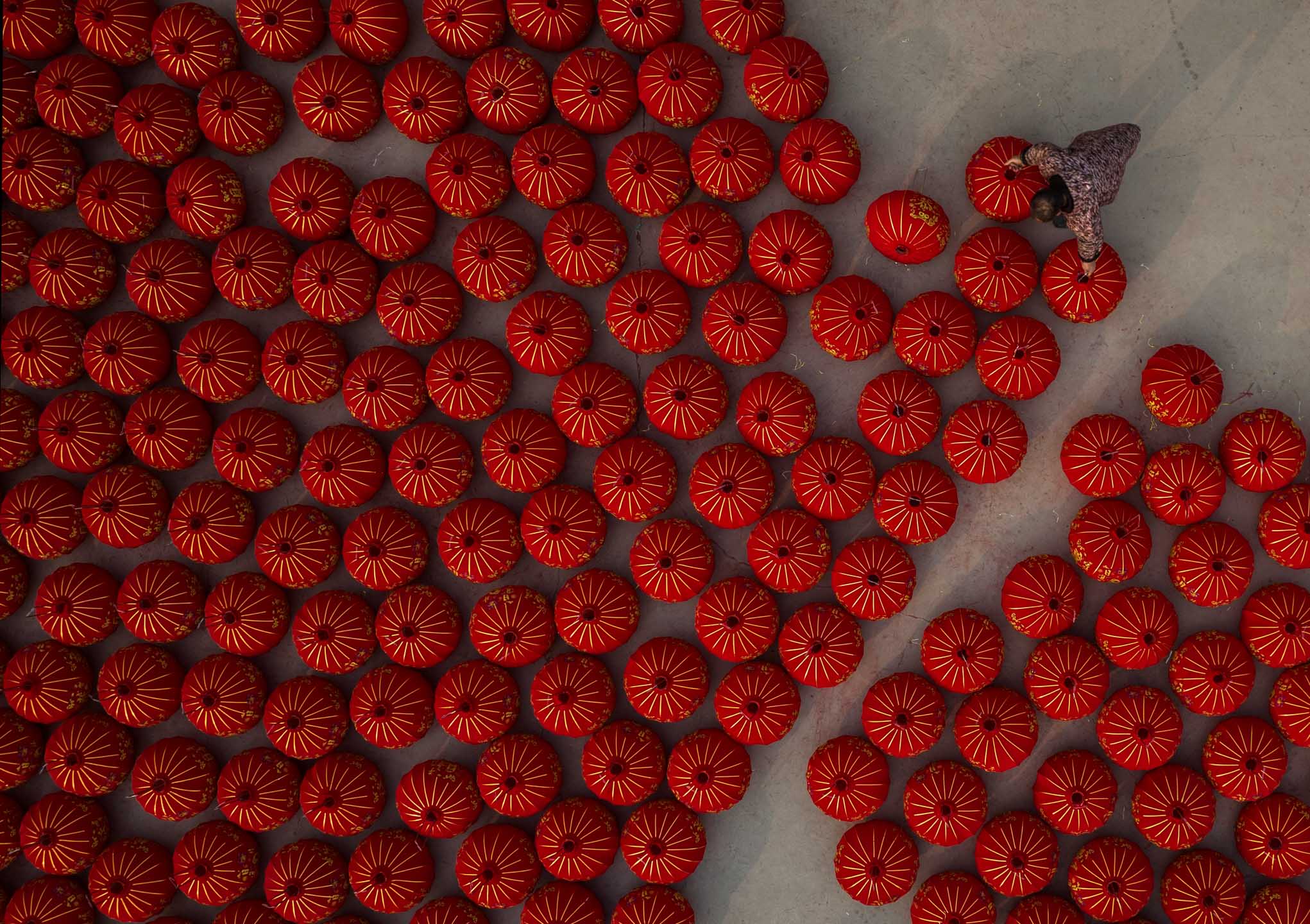 2023年1月5日，中国屯头，一名工人正在工厂制作传统红灯笼。摄：Kevin Frayer/Getty Images